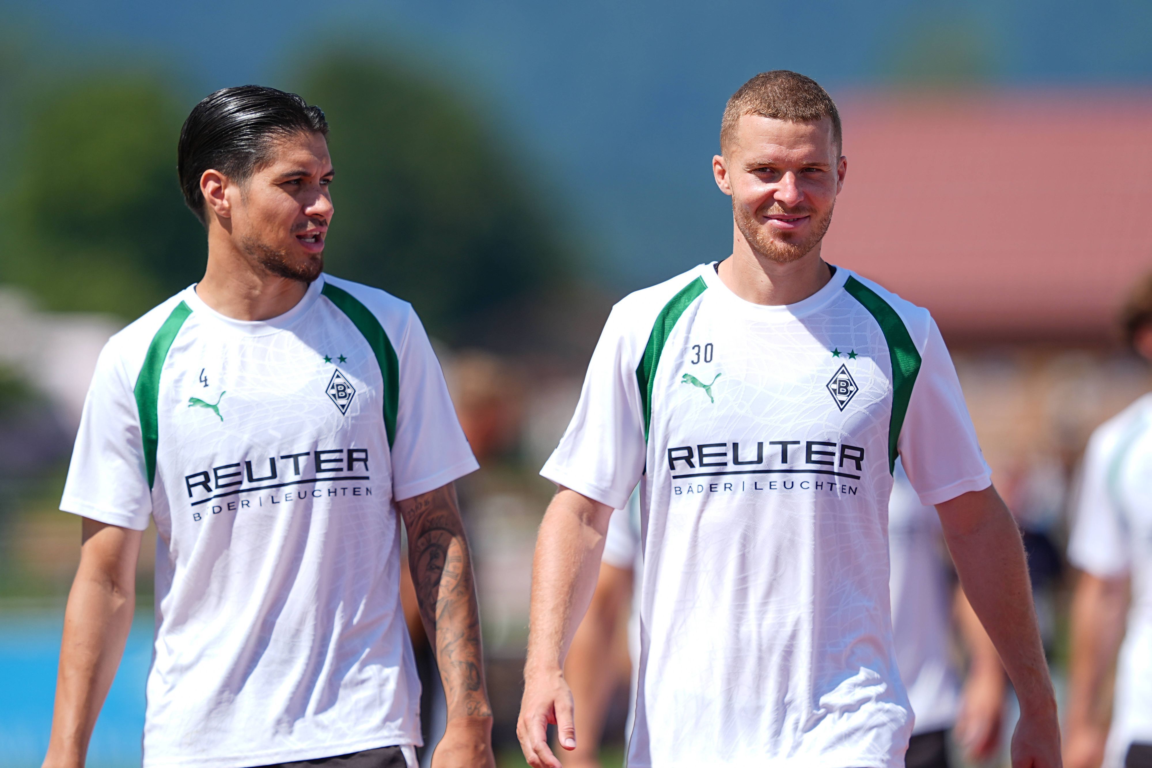 Kevin Diks und Nico Elvedi lächeln beim Training.