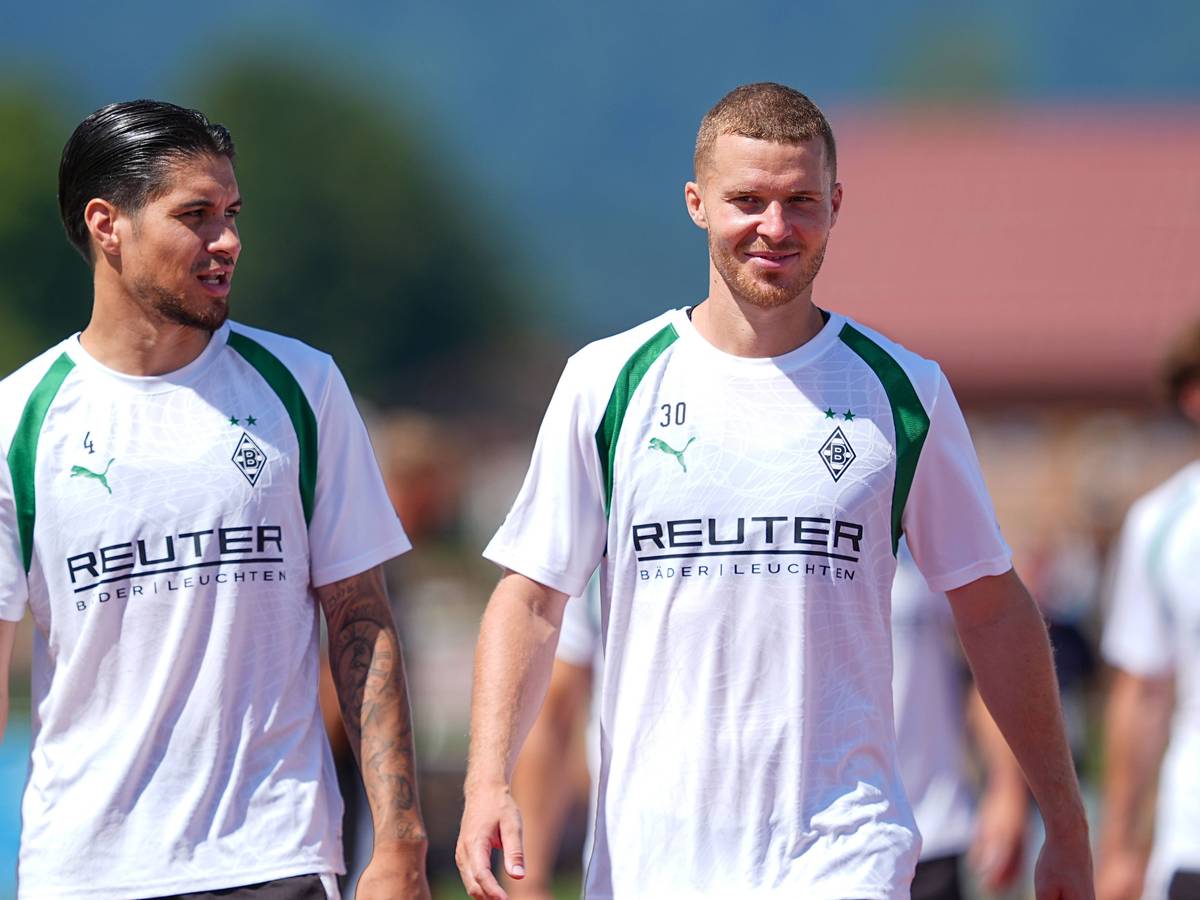 Kevin Diks und Nico Elvedi lächeln beim Training.
