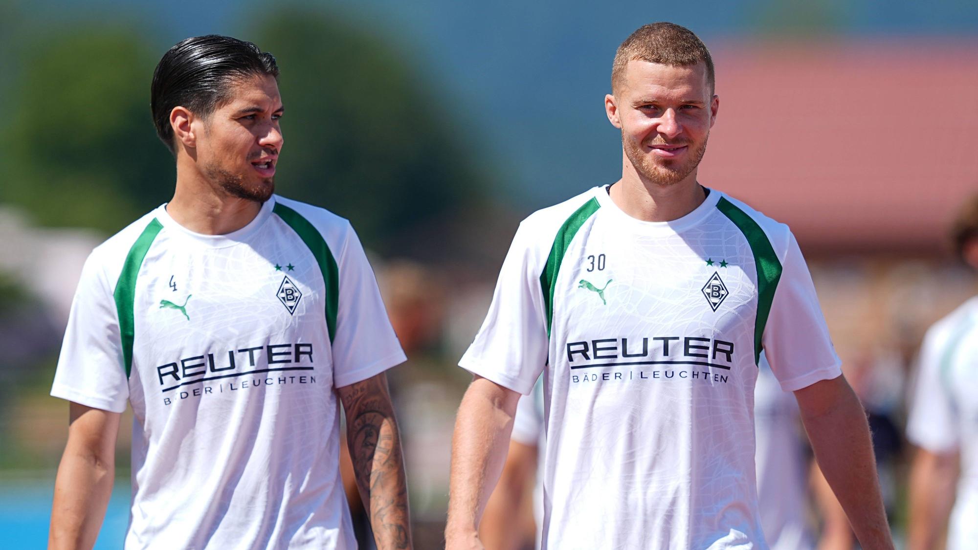Kevin Diks und Nico Elvedi lächeln beim Training.