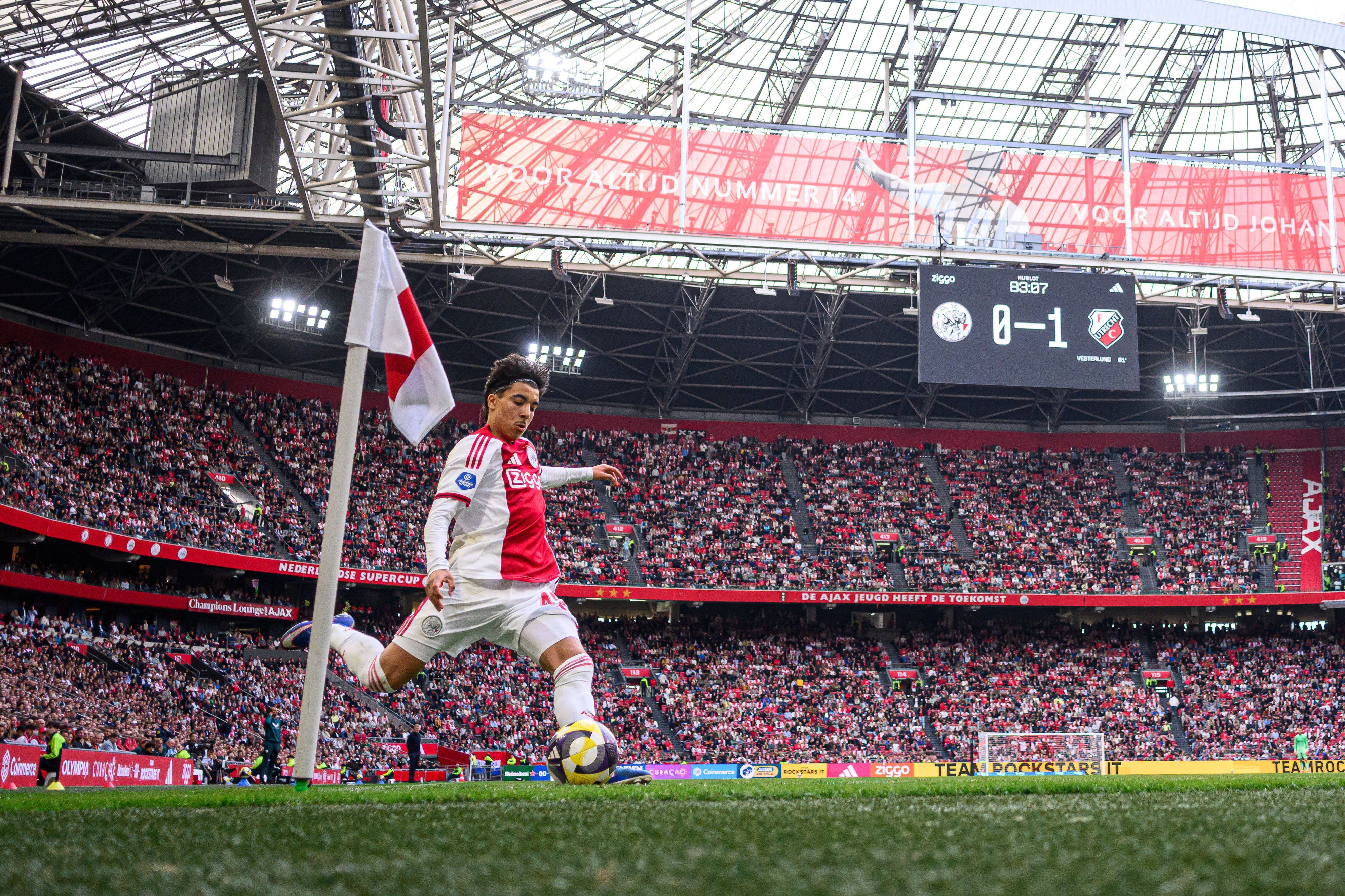 Rayane Bounida führt im Trikot von Ajax Amsterdam einen Eckball aus.