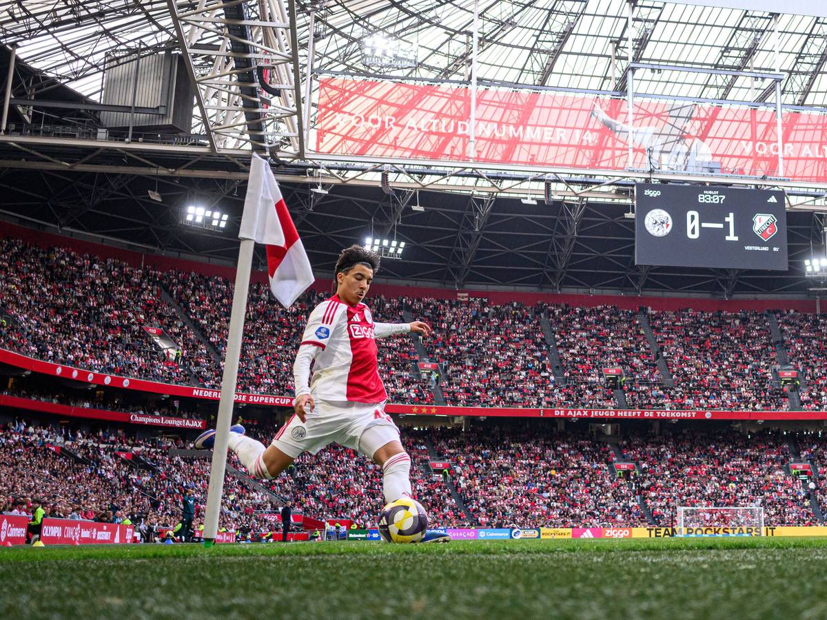 Rayane Bounida führt im Trikot von Ajax Amsterdam einen Eckball aus.