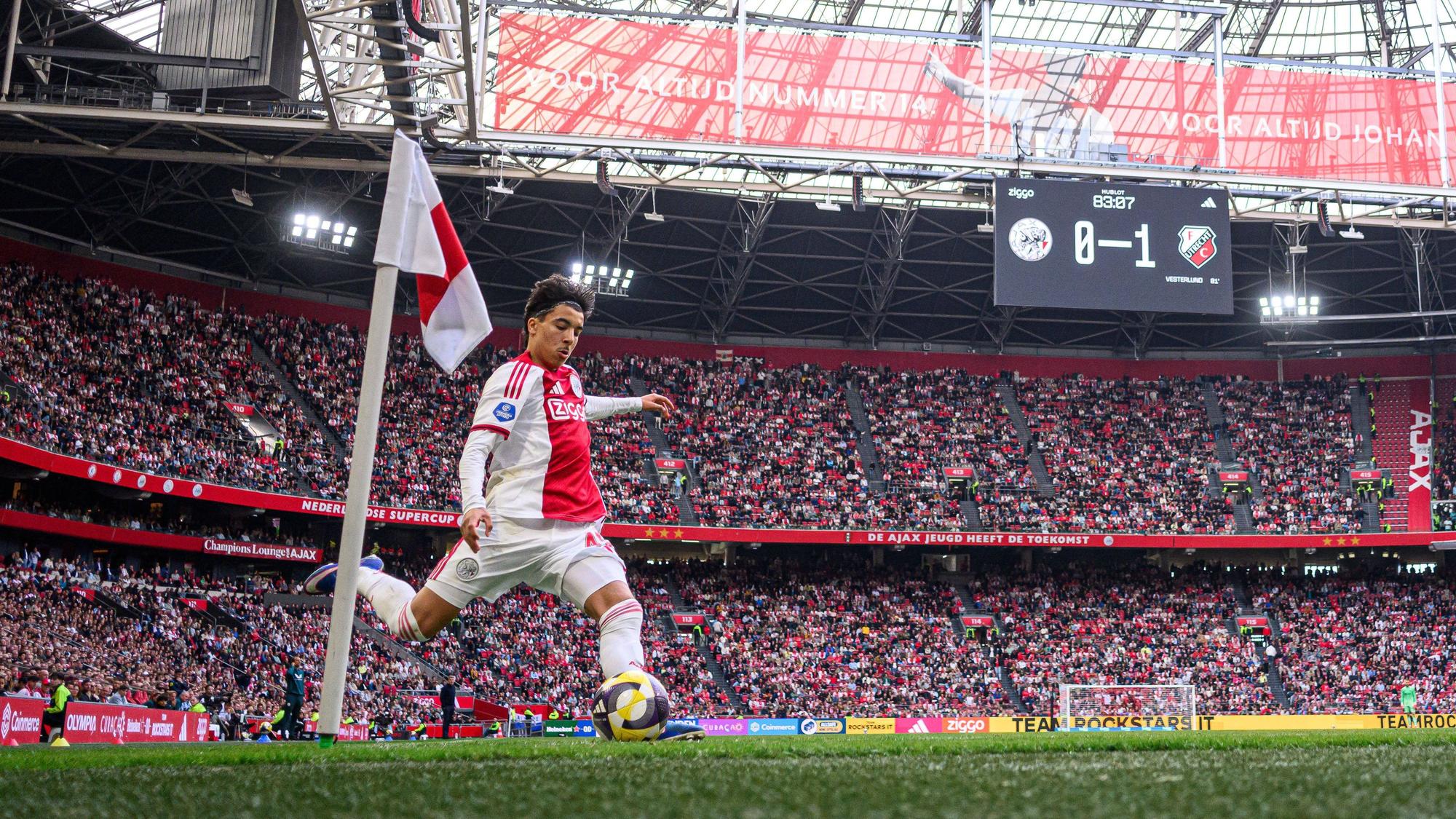 Rayane Bounida führt im Trikot von Ajax Amsterdam einen Eckball aus.