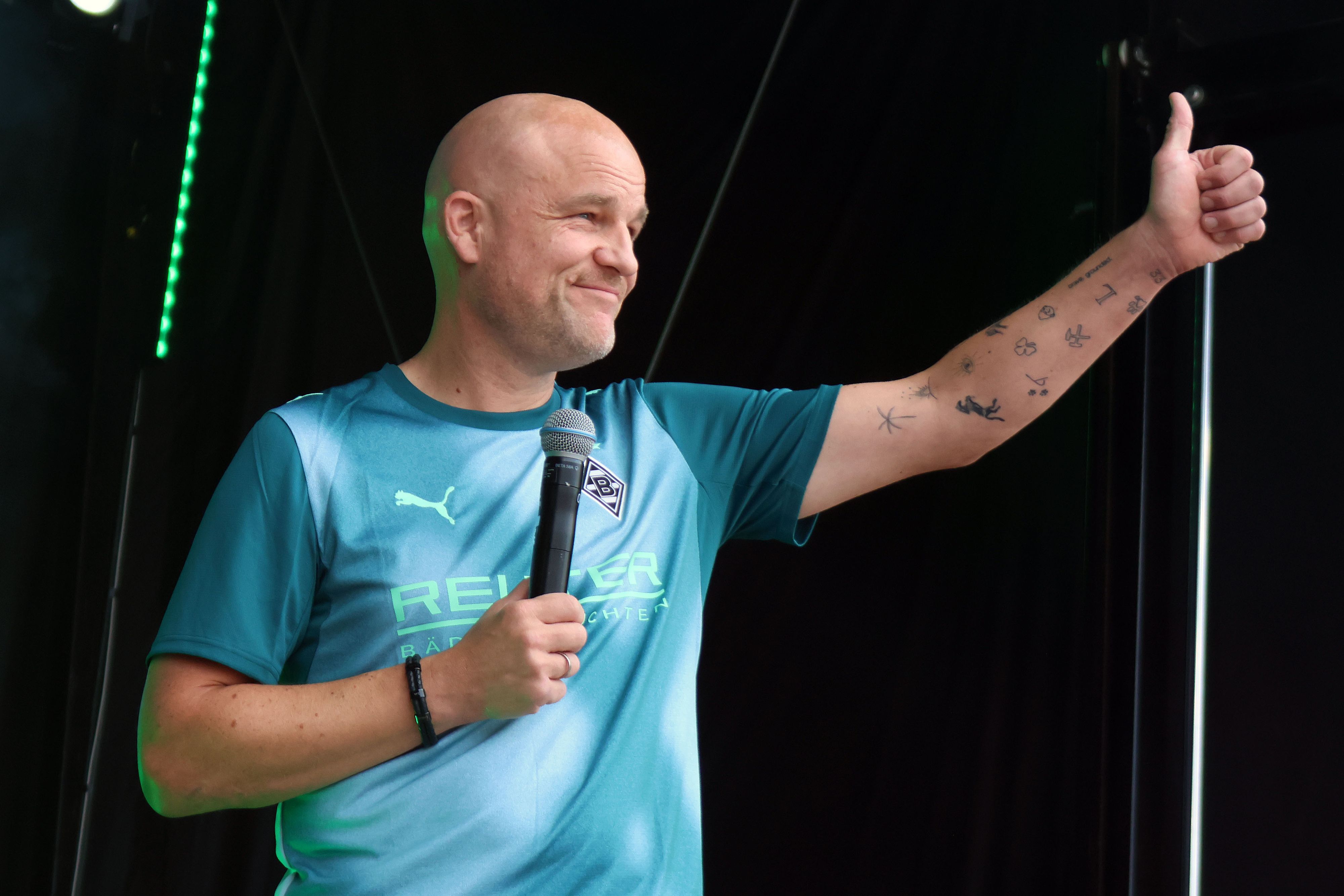Rouven Schröder hebt seinen Daumen bei der Saisoneröffnung.