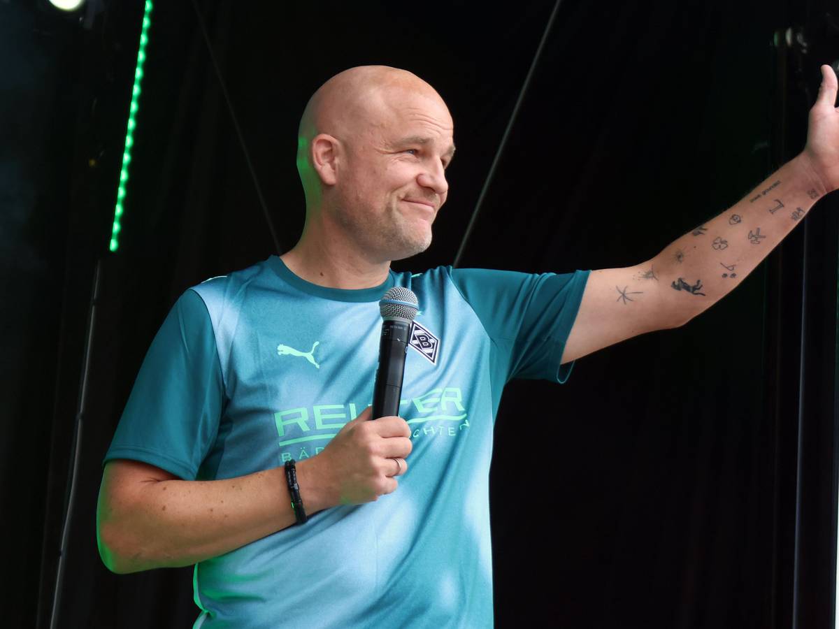 Rouven Schröder hebt seinen Daumen bei der Saisoneröffnung.
