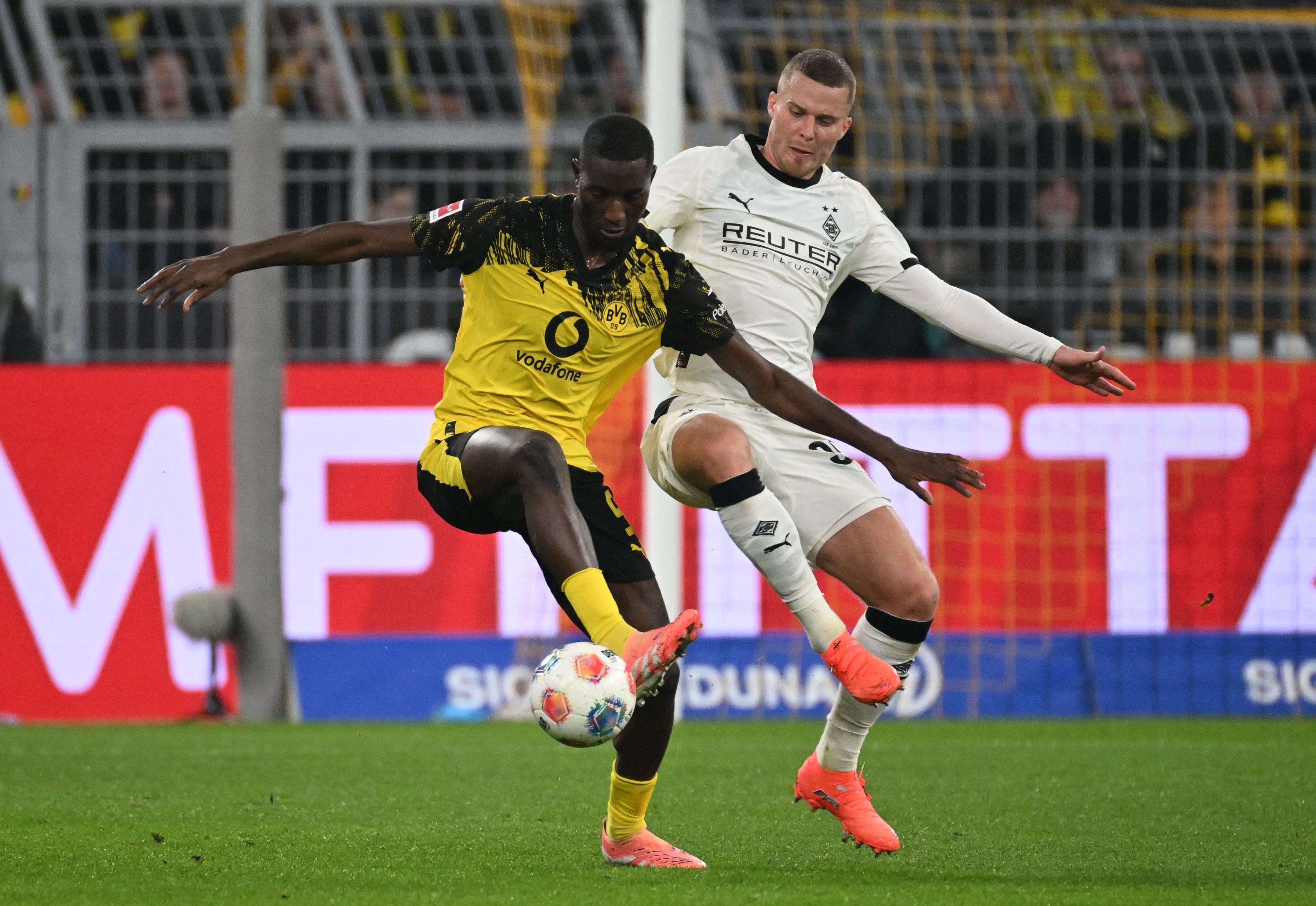 Nico Elvedi & Serhou Guirassy mit Fußball