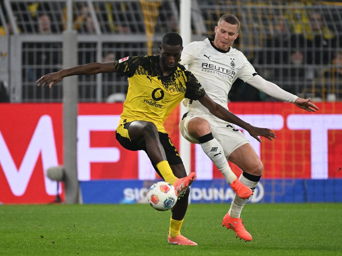 Nico Elvedi & Serhou Guirassy mit Fußball
