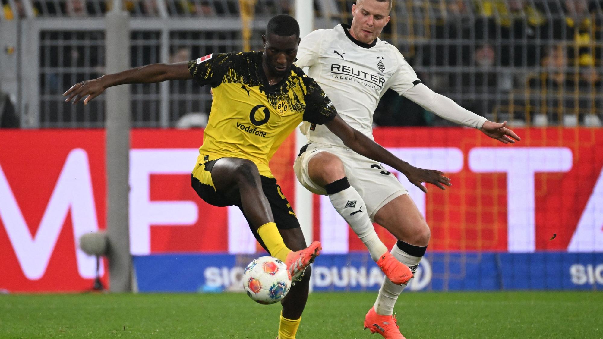 Nico Elvedi & Serhou Guirassy mit Fußball