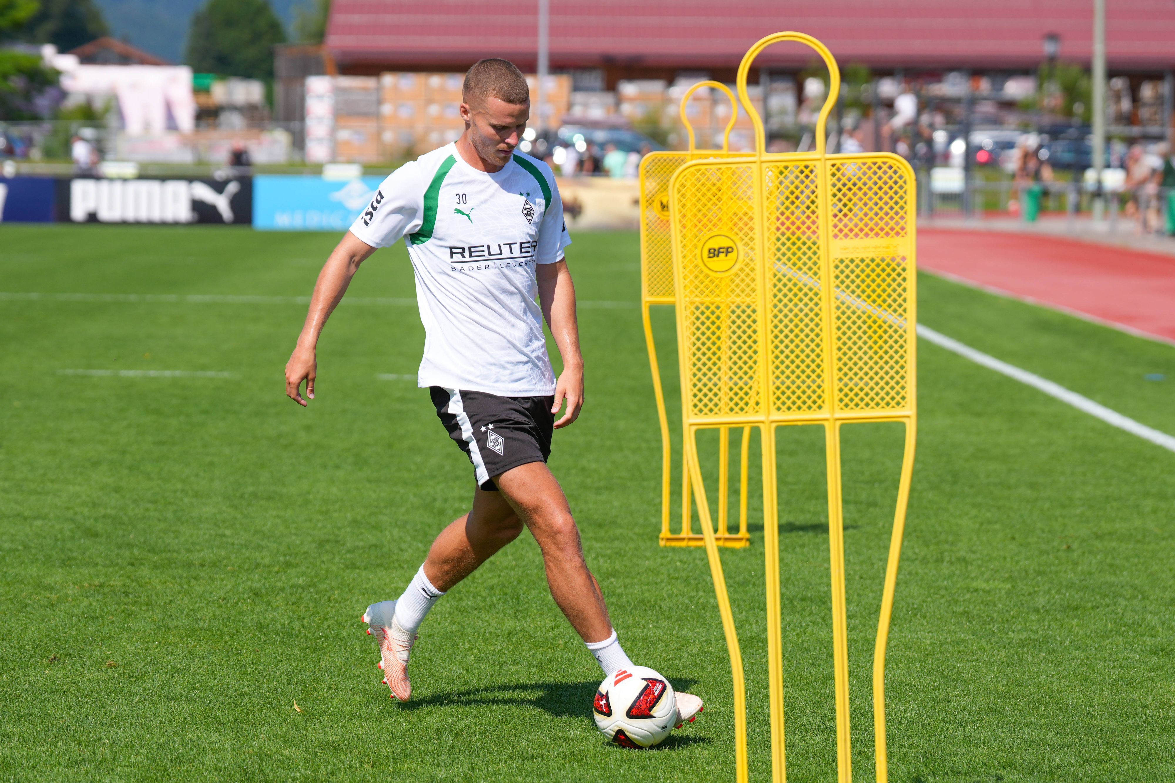 Nico Elvedi beim Fußballtraining mit Ball