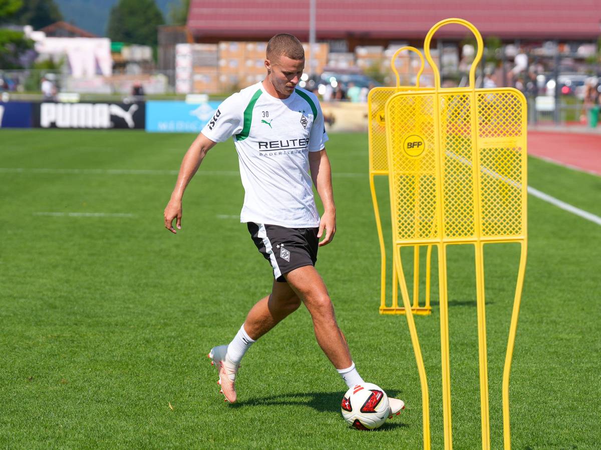 Nico Elvedi beim Fußballtraining mit Ball