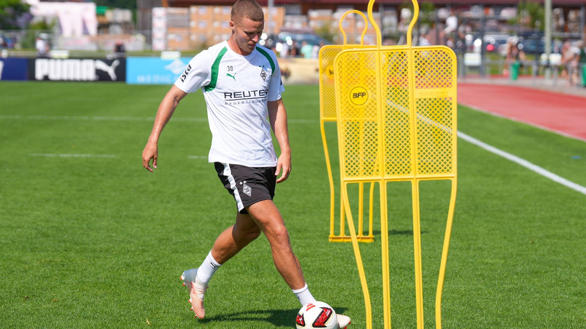 Nico Elvedi beim Fußballtraining mit Ball