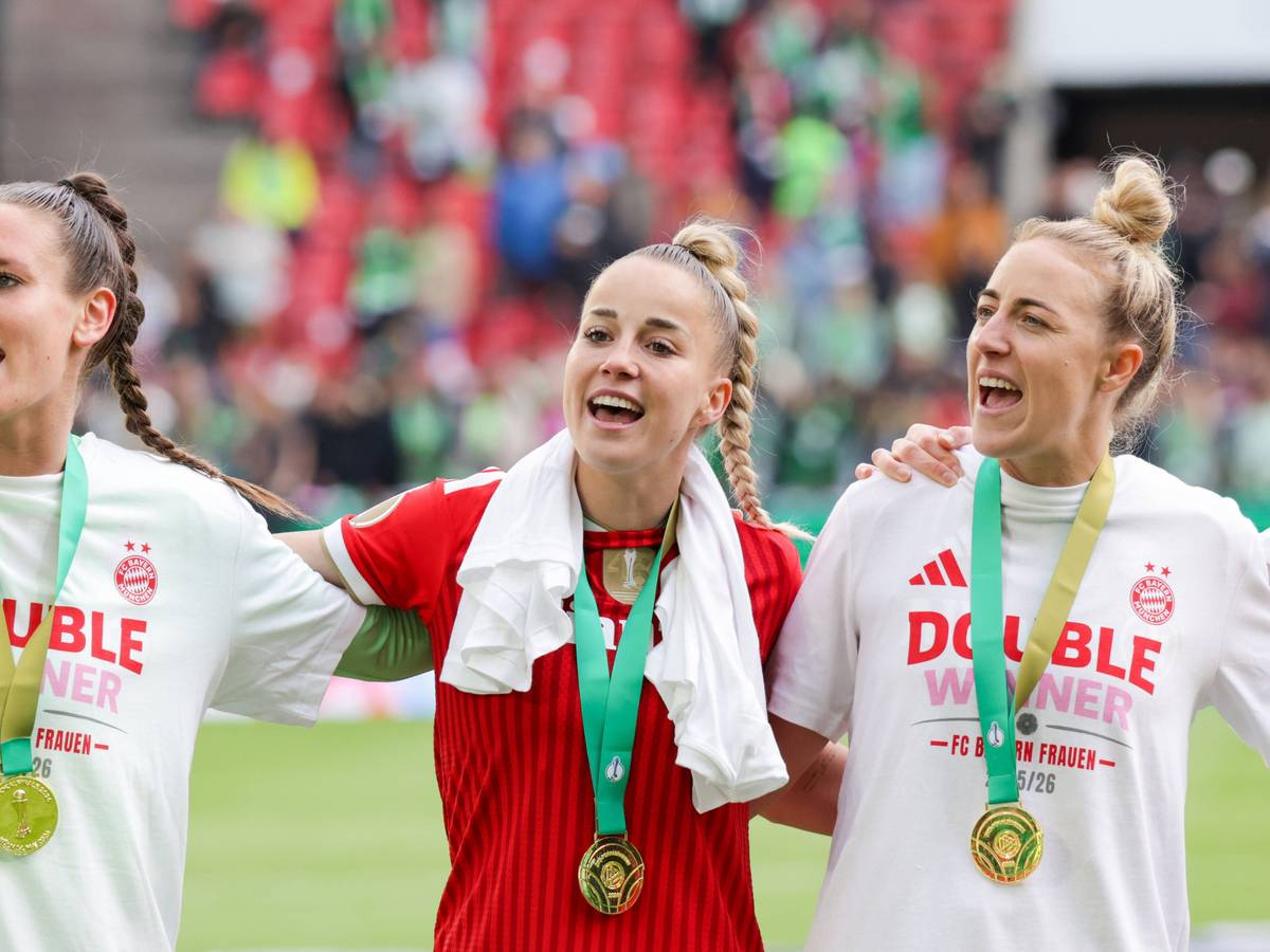 Giulia Gwinn feiert mit Teamkolleginnen.