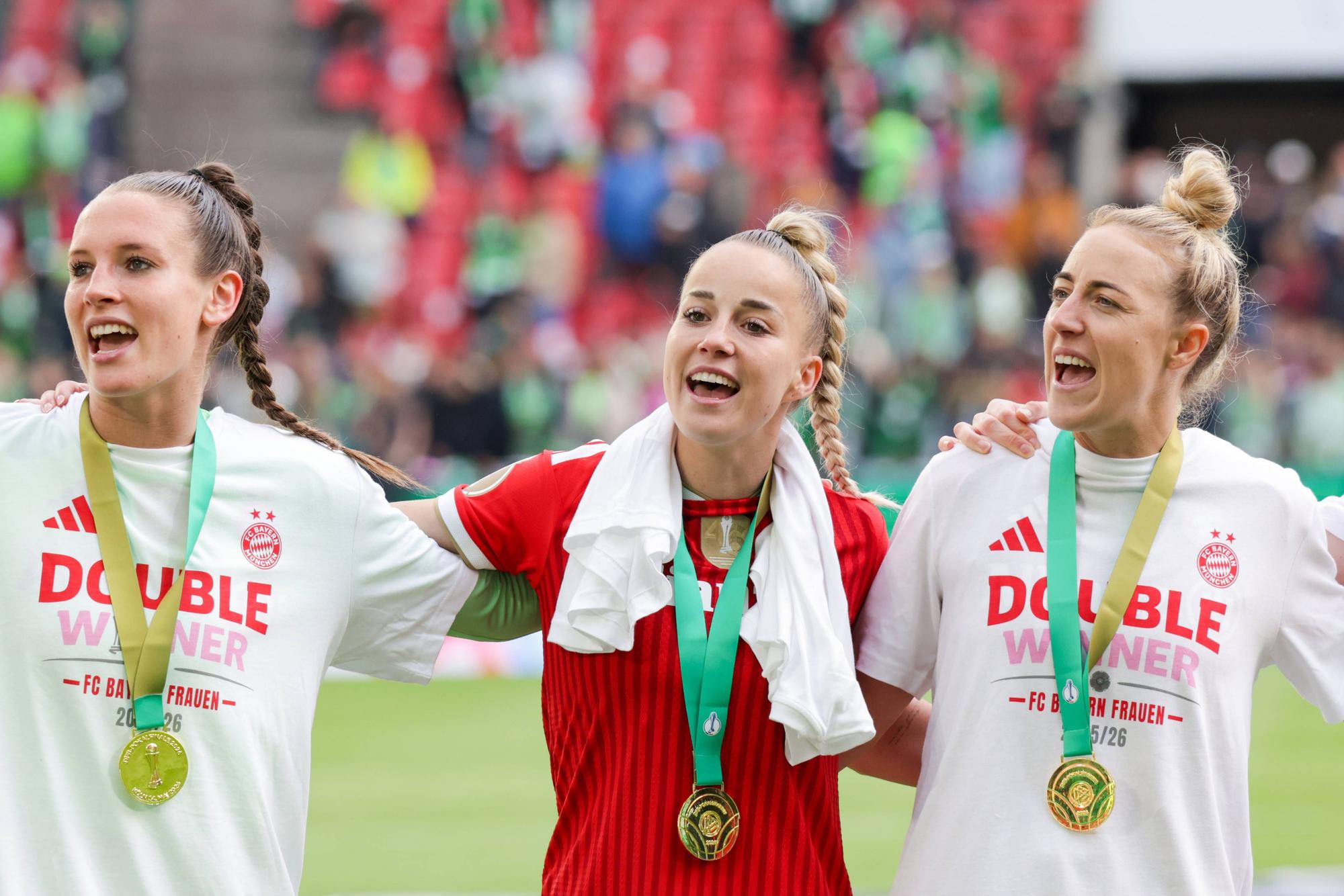 Giulia Gwinn feiert mit Teamkolleginnen.
