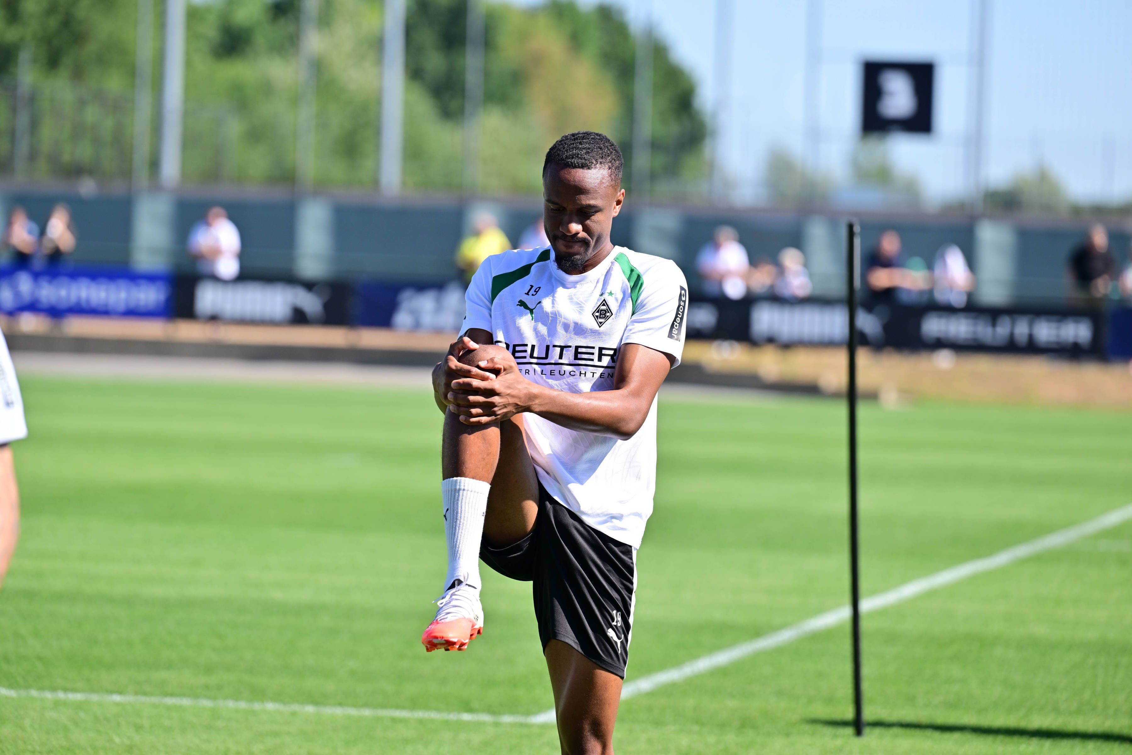 Training mit Nathan Ngoumou bei Borussia Mönchengladbach.