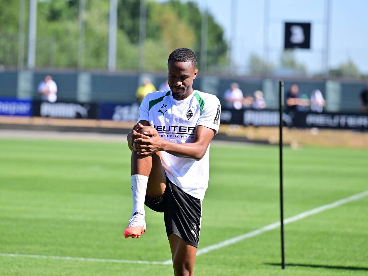 Training mit Nathan Ngoumou bei Borussia Mönchengladbach.