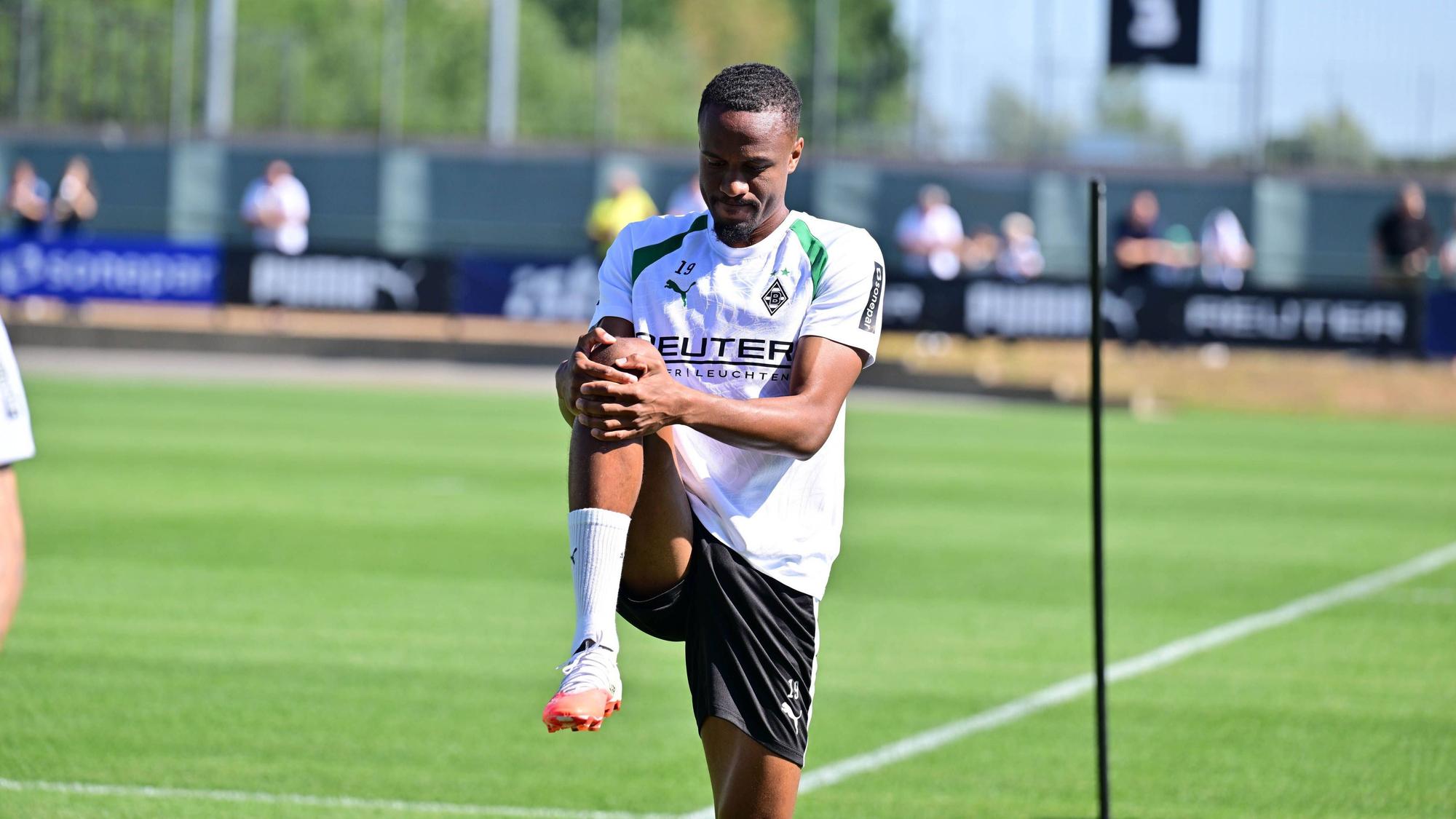 Training mit Nathan Ngoumou bei Borussia Mönchengladbach.