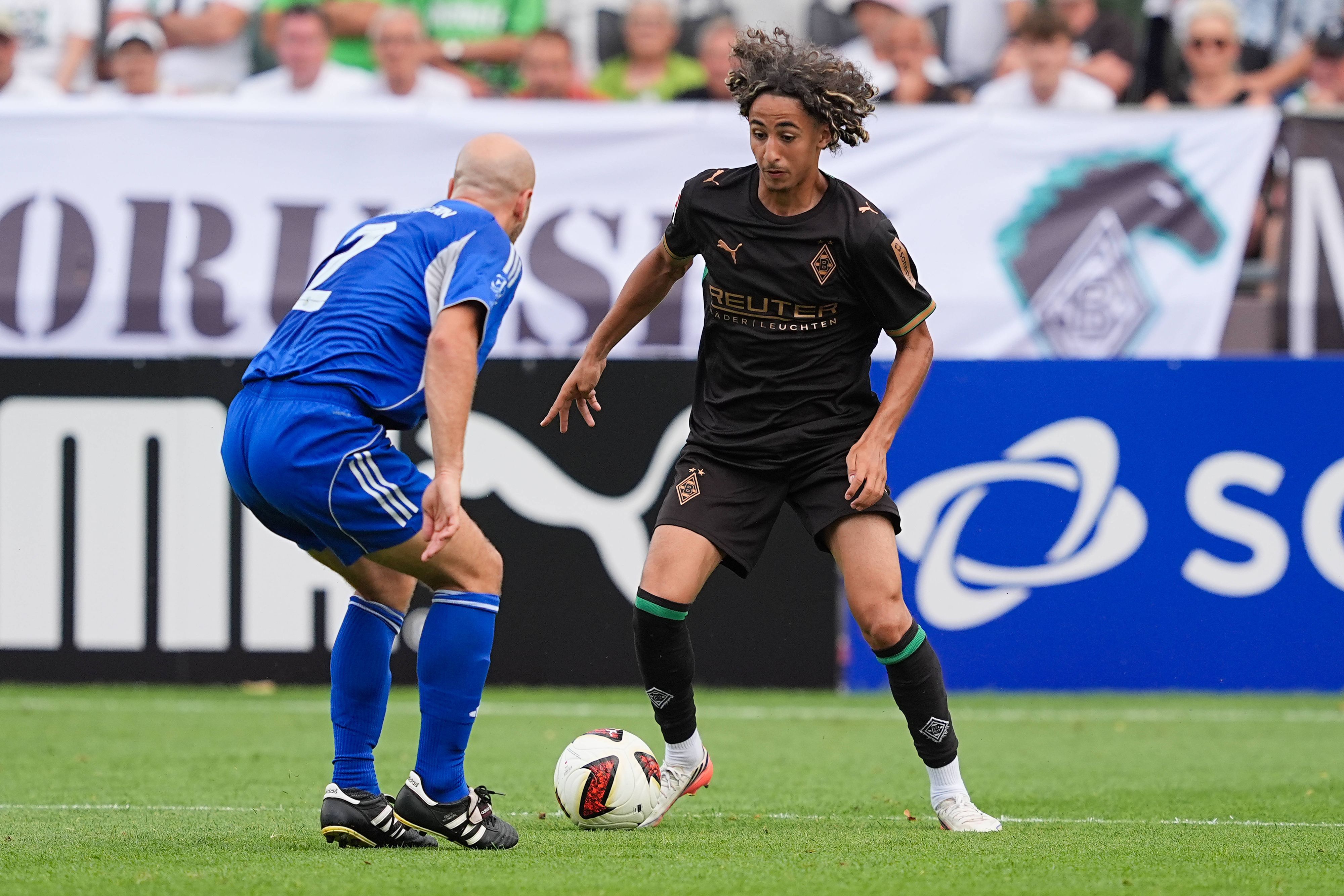 Wael Mohya und ein Spieler mit Ball