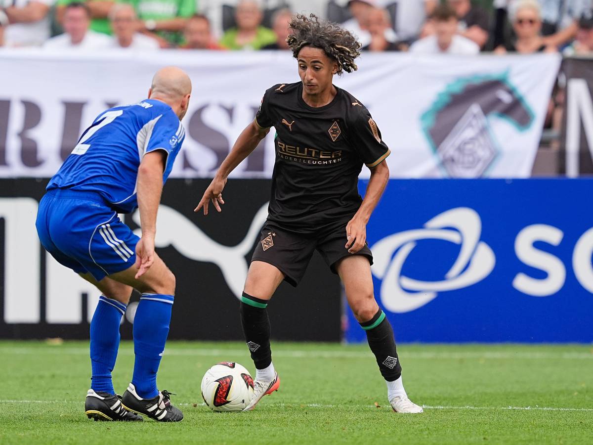 Wael Mohya und ein Spieler mit Ball