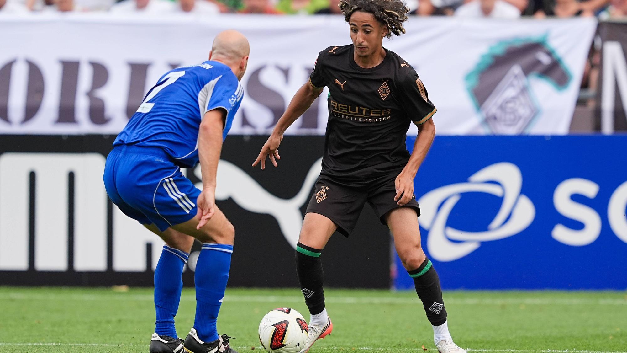 Wael Mohya und ein Spieler mit Ball