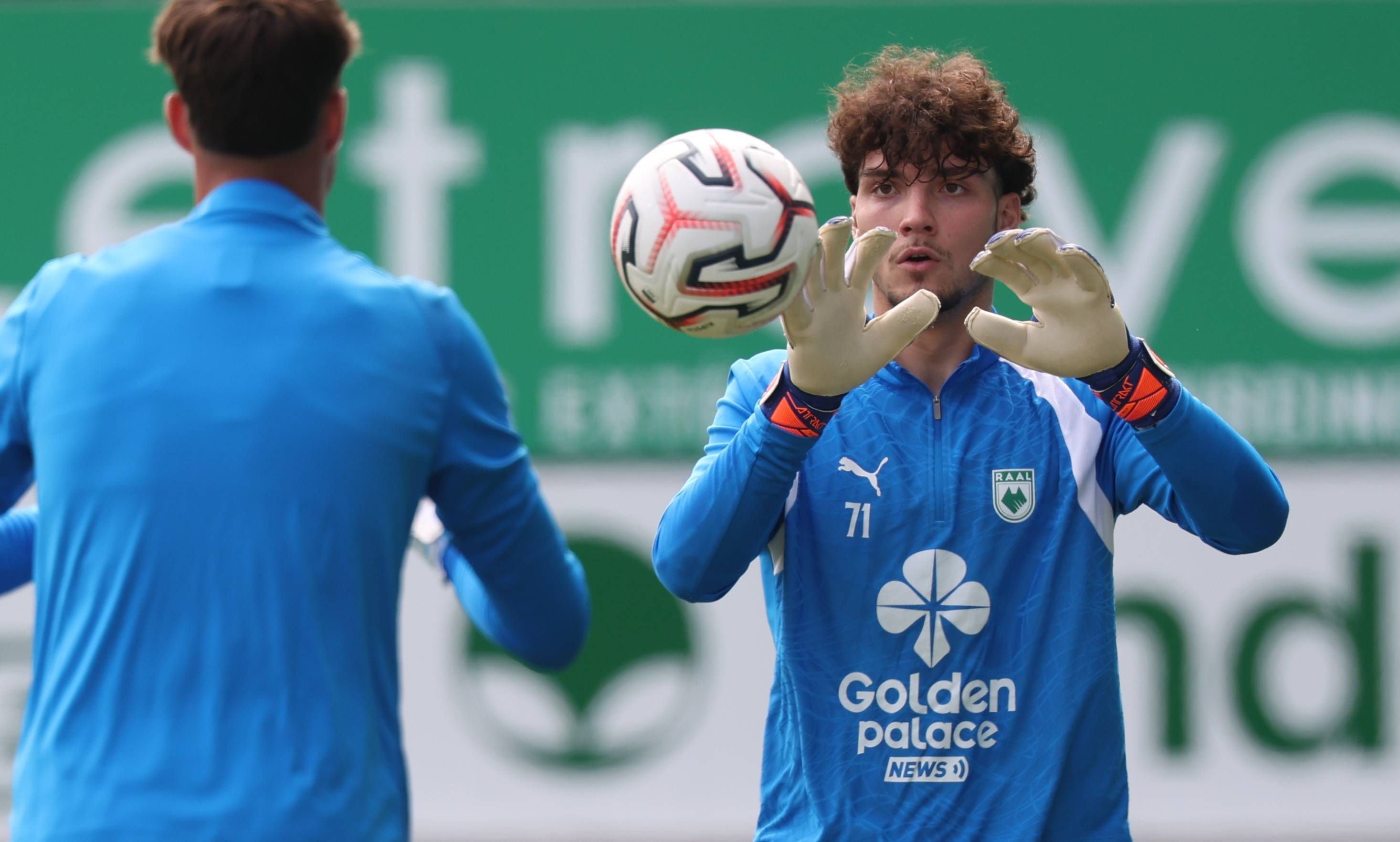 Tiago Pereira Cardoso fängt im Training einen Ball.