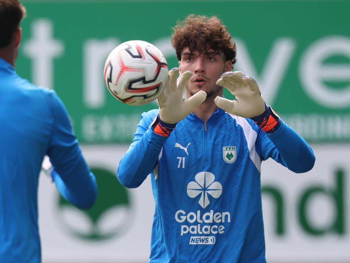 Tiago Pereira Cardoso fängt im Training einen Ball.