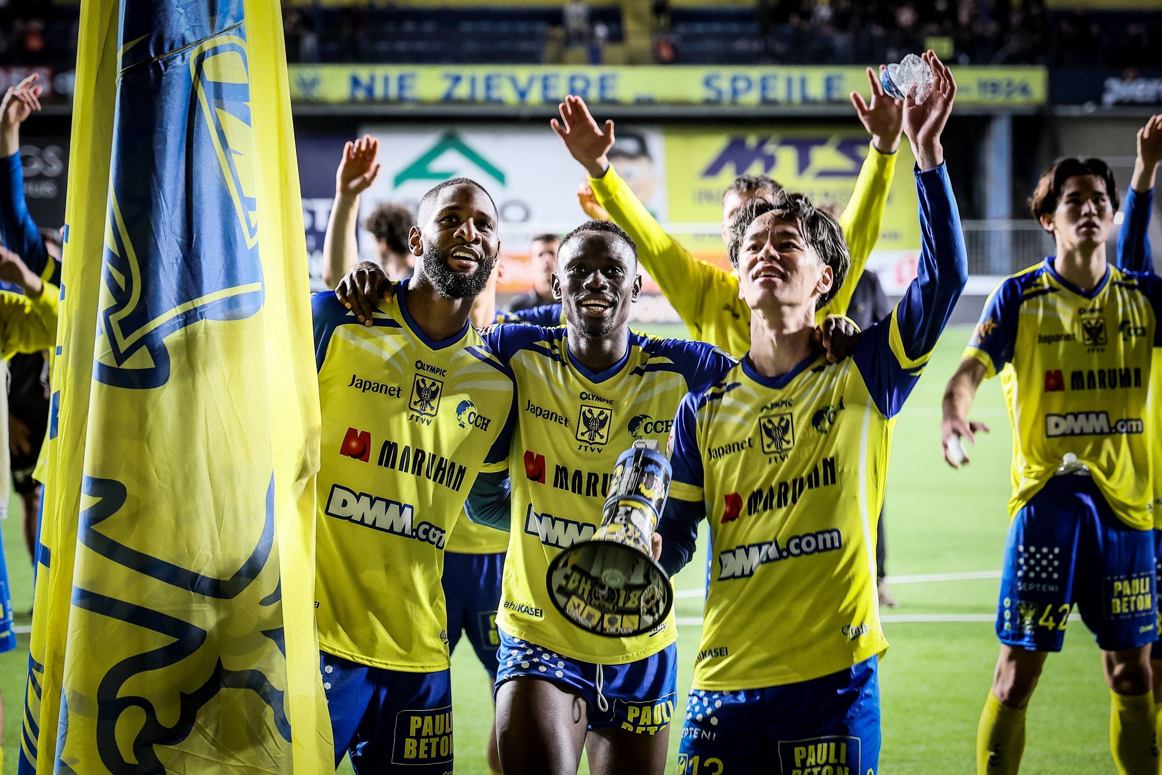 Ryotaro Ito jubelt vor den Fans von VV St. Truiden.