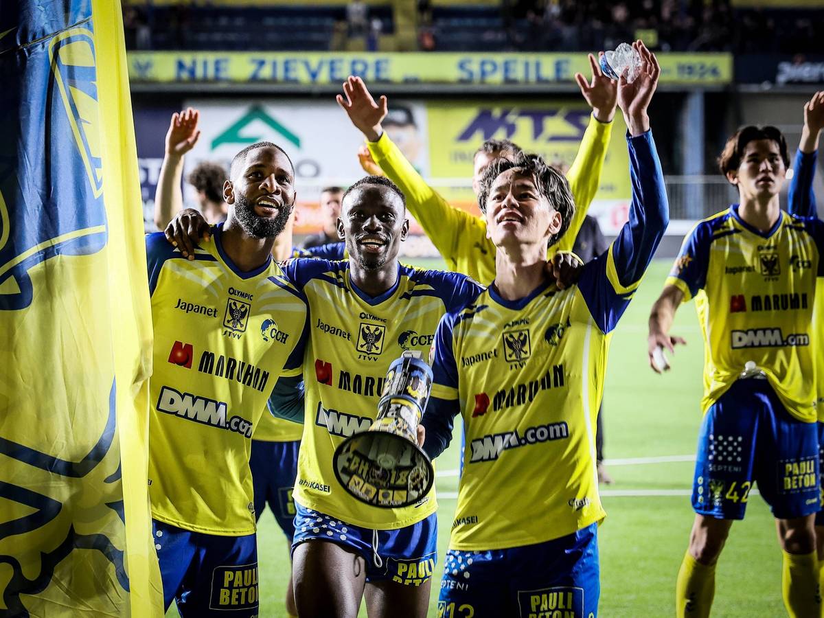 Ryotaro Ito jubelt vor den Fans von VV St. Truiden.