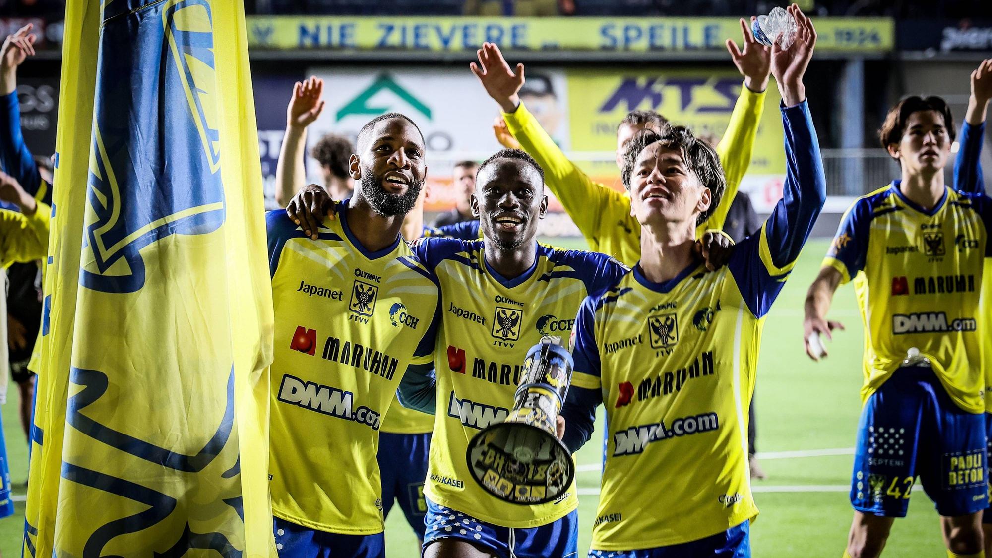 Ryotaro Ito jubelt vor den Fans von VV St. Truiden.