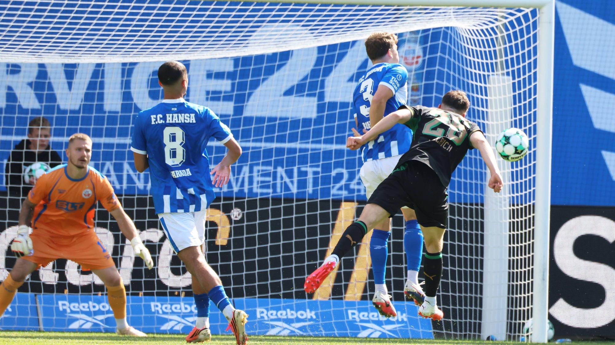 Lukas Ullrich köpft auf das gegnerische Tor.