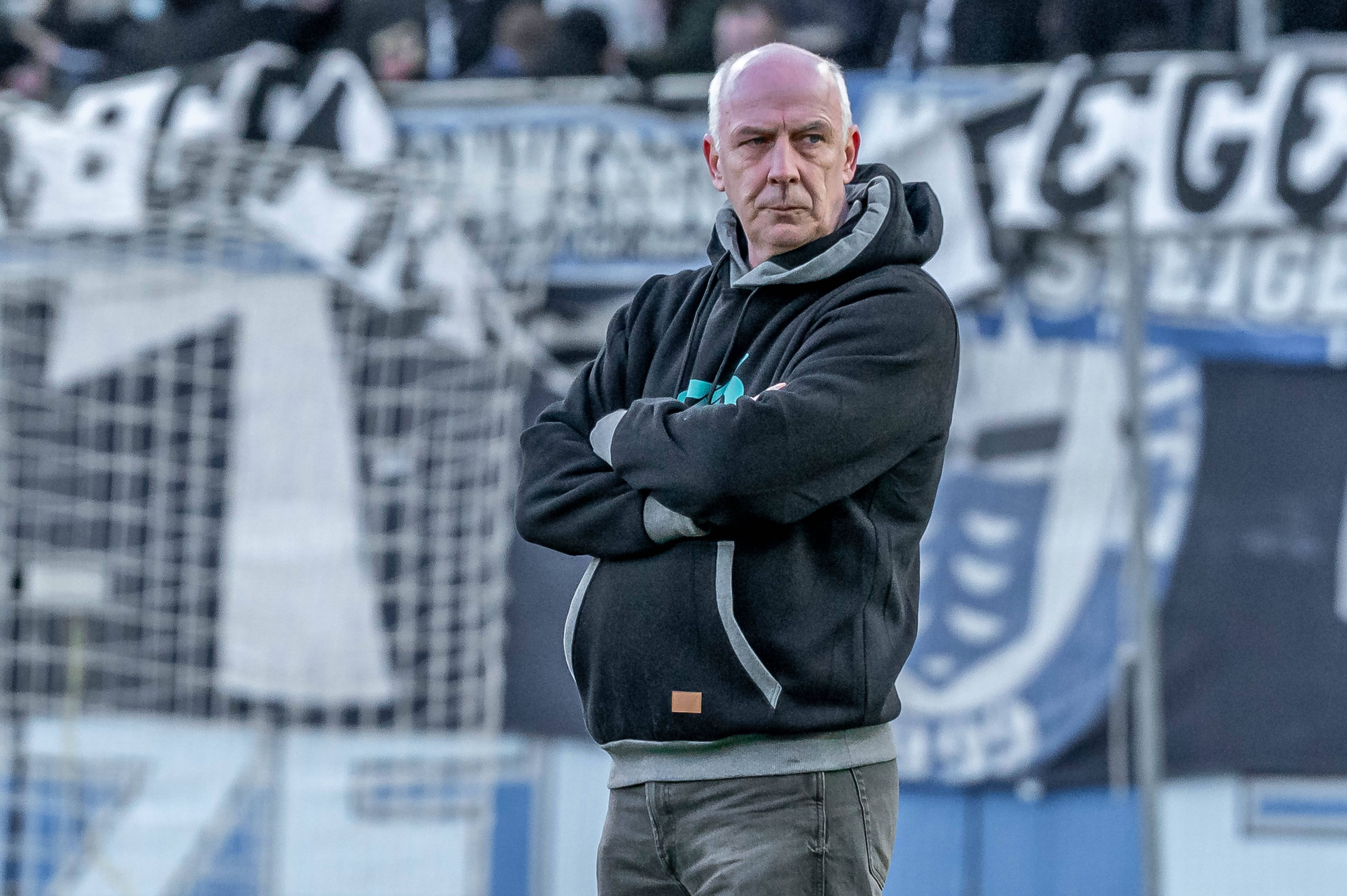 Mario Basler steht mit verschränkten Armen an der Seitenlinie.