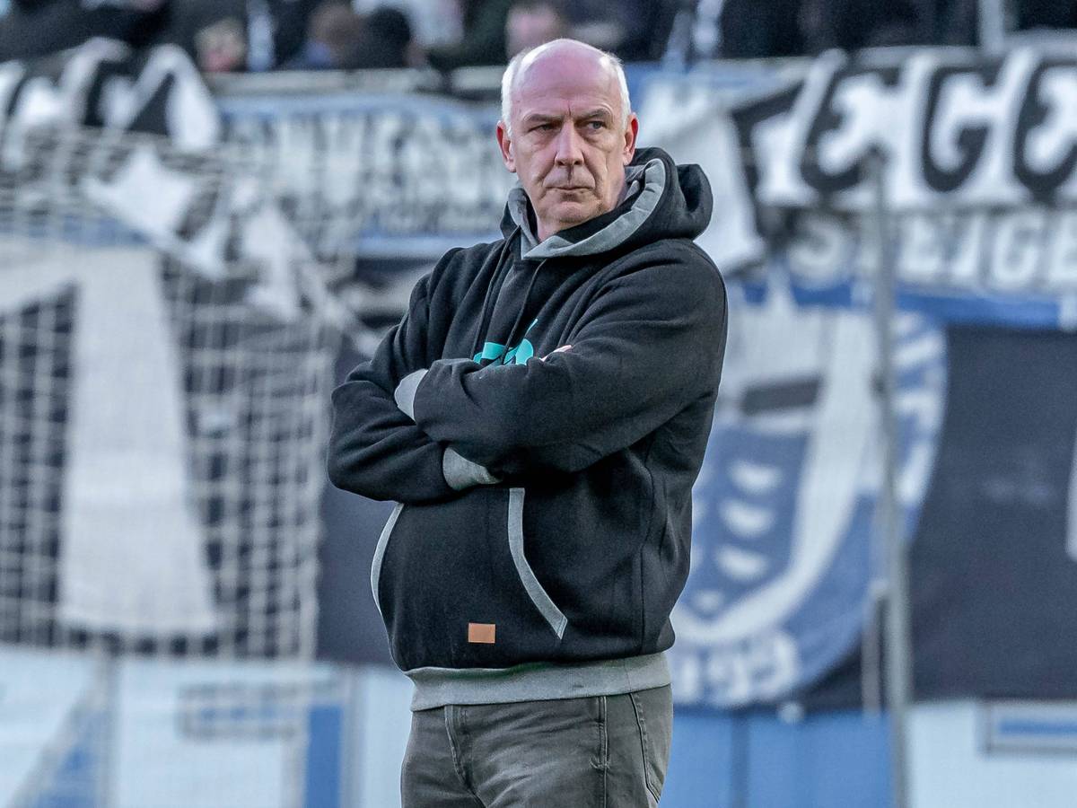 Mario Basler steht mit verschränkten Armen an der Seitenlinie.