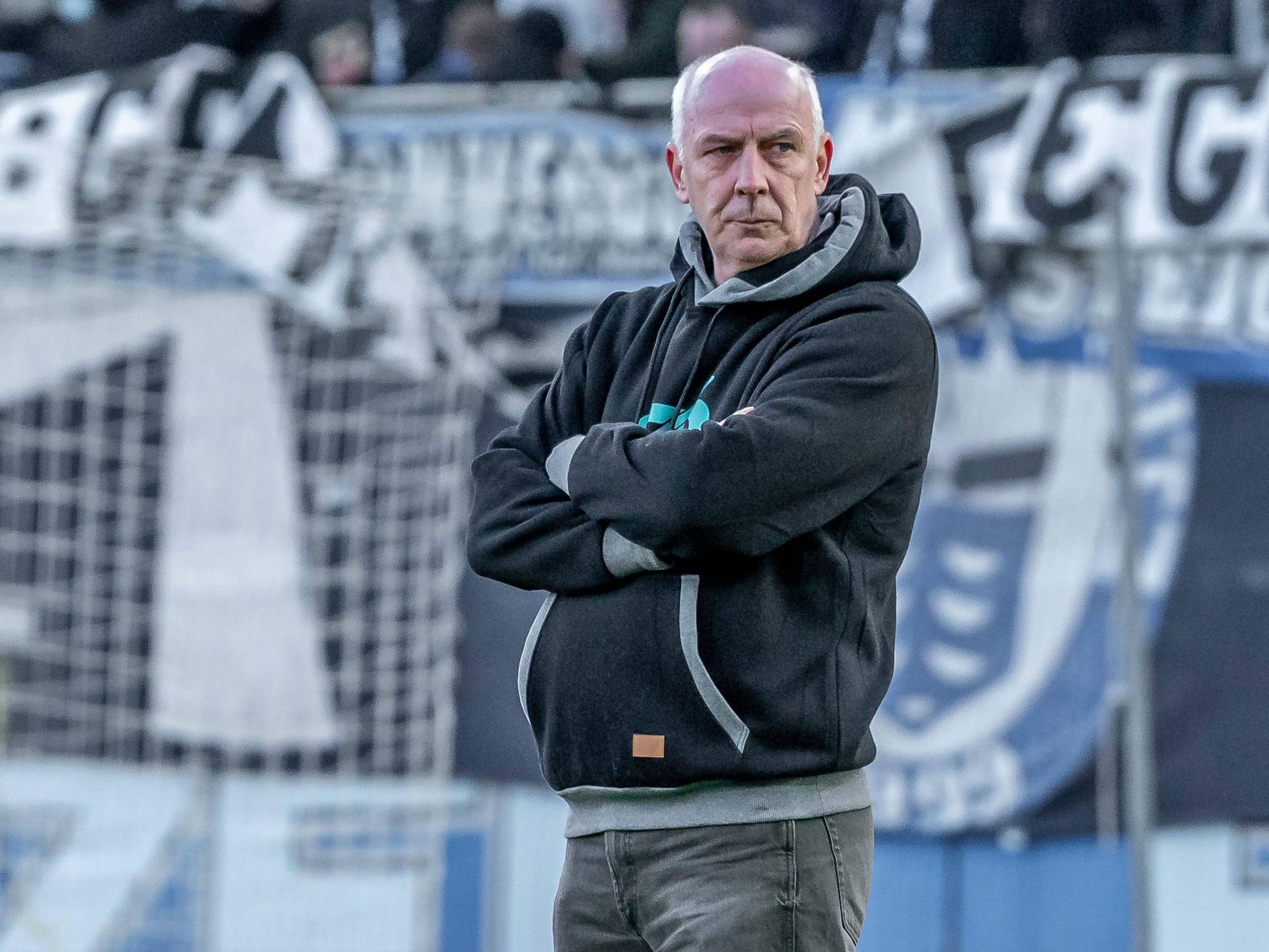 Mario Basler steht mit verschränkten Armen an der Seitenlinie.