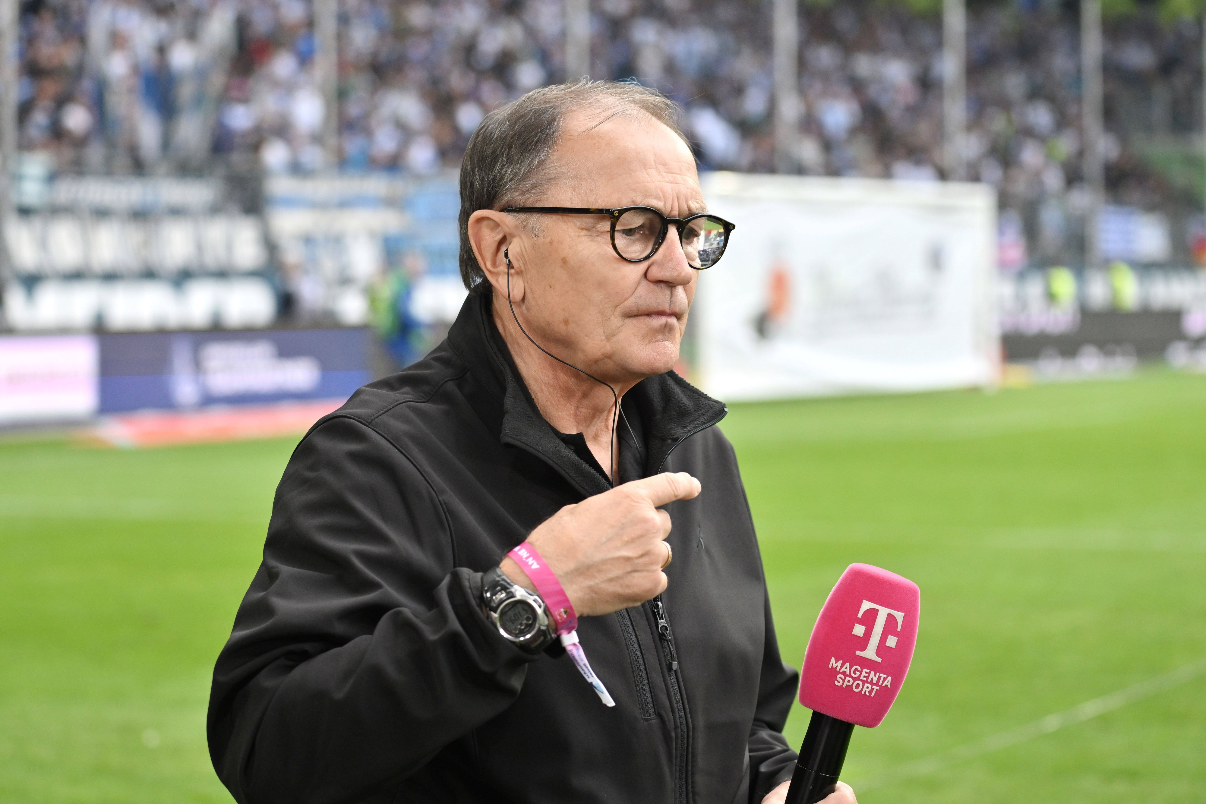 Als TV-Experte am Spielfeldrand: Ewald Lienen.