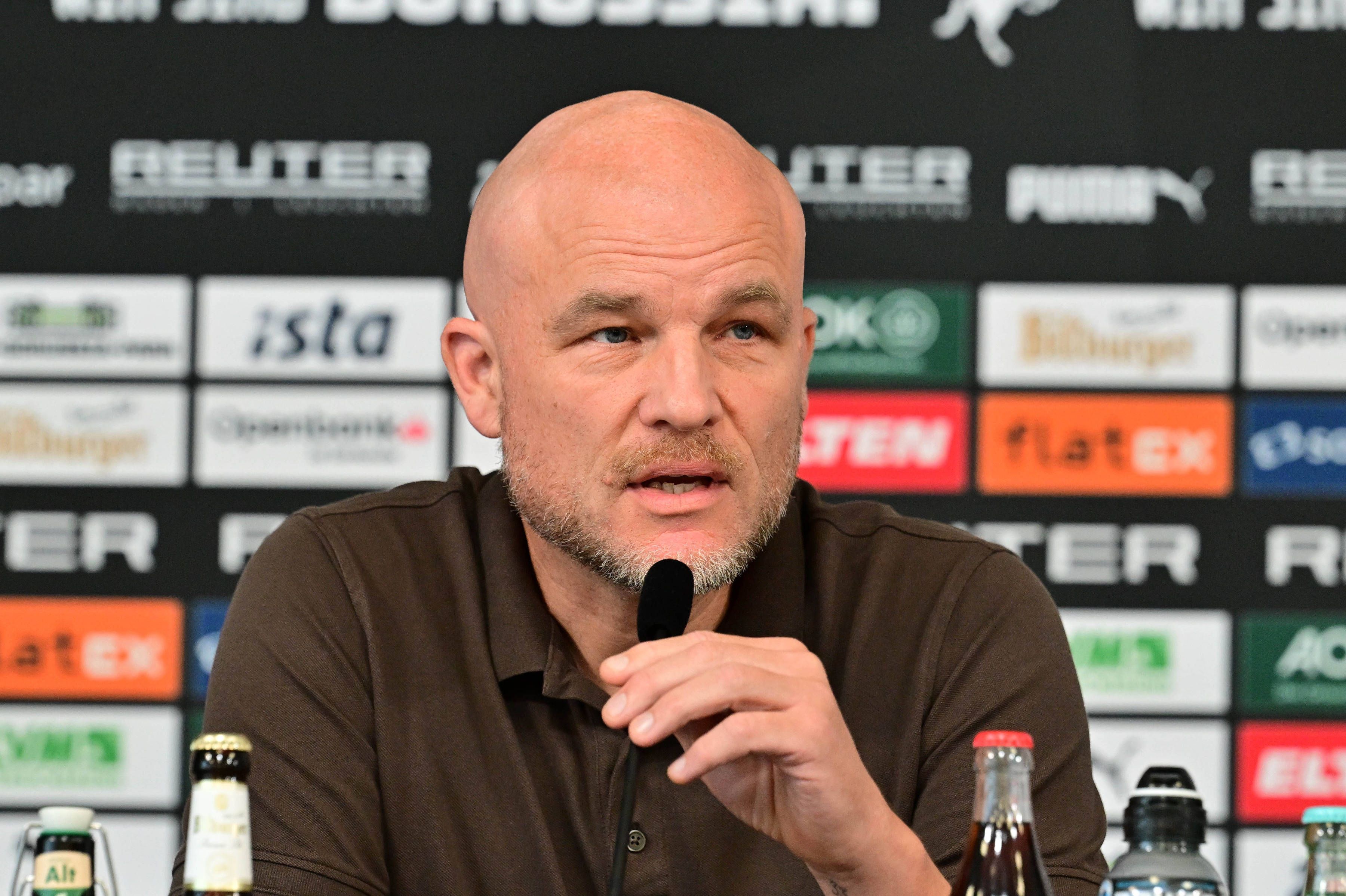 Rouven Schröder spricht ins Mikrofon