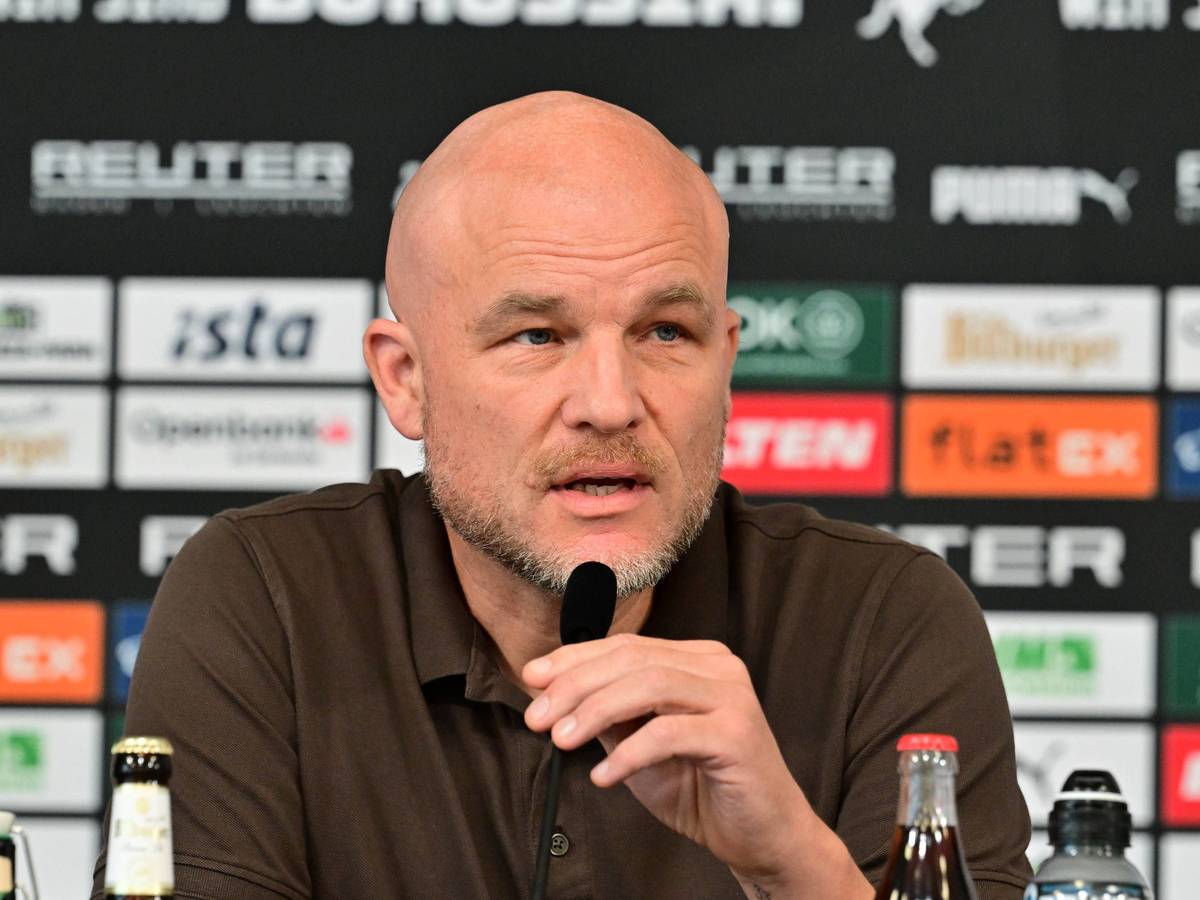Rouven Schröder spricht ins Mikrofon