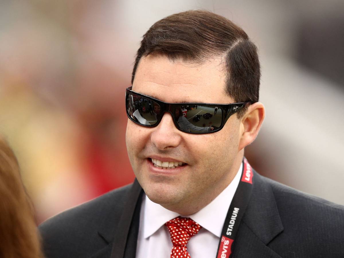 Jed York lächelt mit Sonnenbrille und Anzug