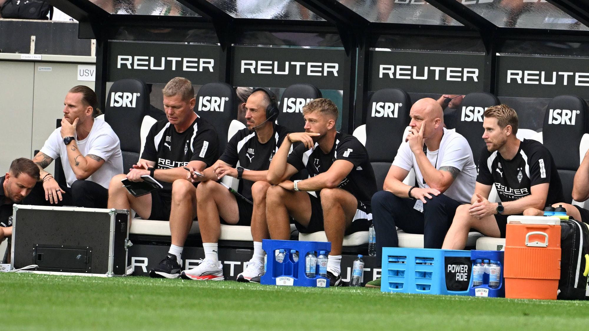 Co-Trainer Markus Gellhaus und Co-Trainer Jan-Moritz Lichte sitzen neben Cheftrainer Eugen Polanski (links).