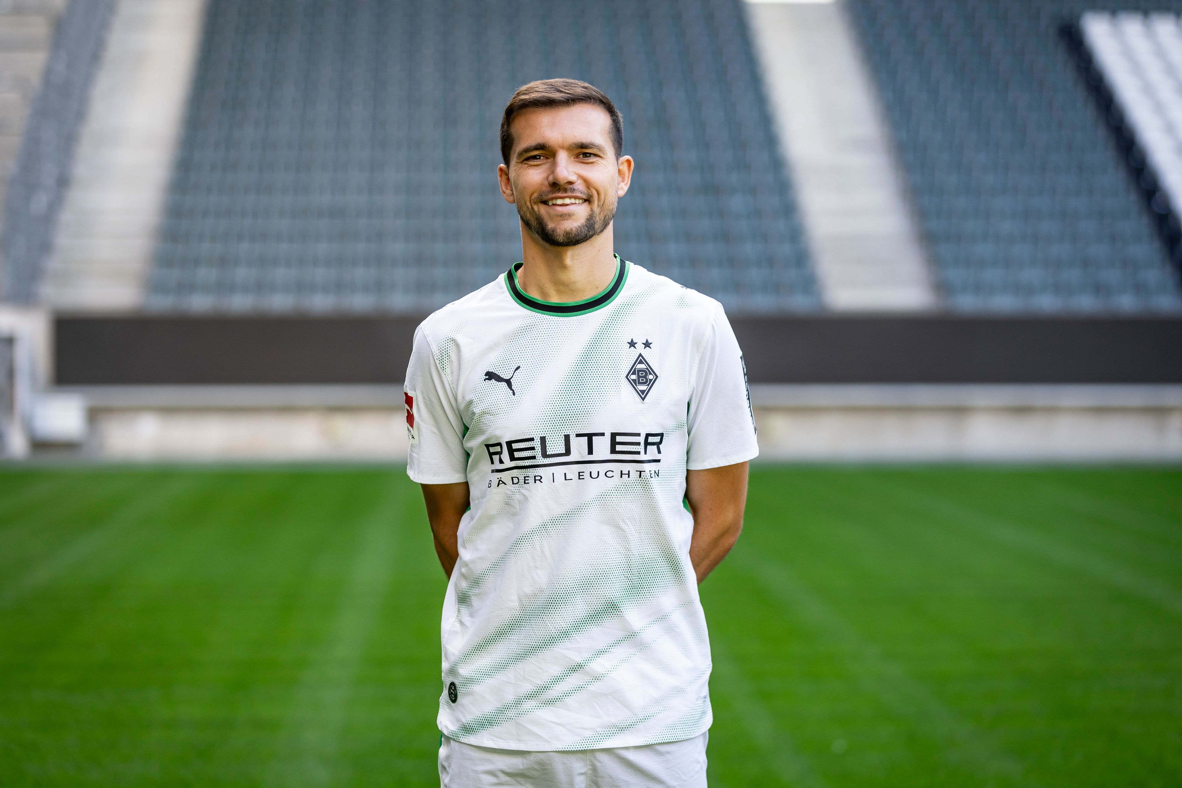 Kevin Stöger in Sportkleidung im Stadion