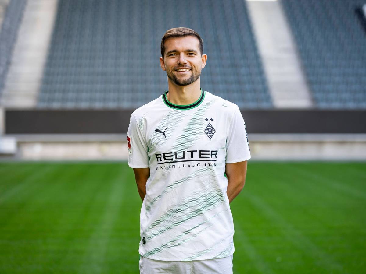 Kevin Stöger in Sportkleidung im Stadion