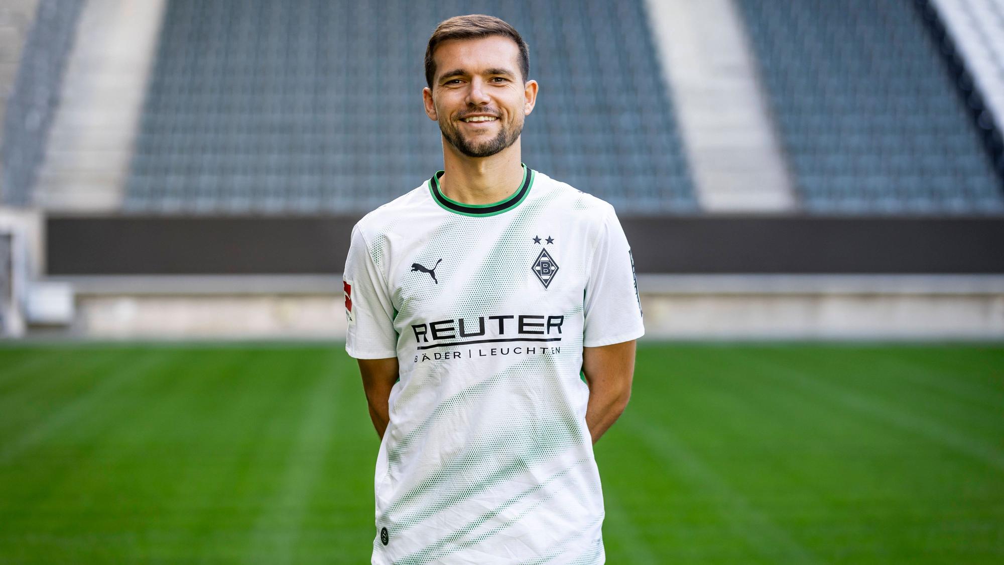 Kevin Stöger in Sportkleidung im Stadion