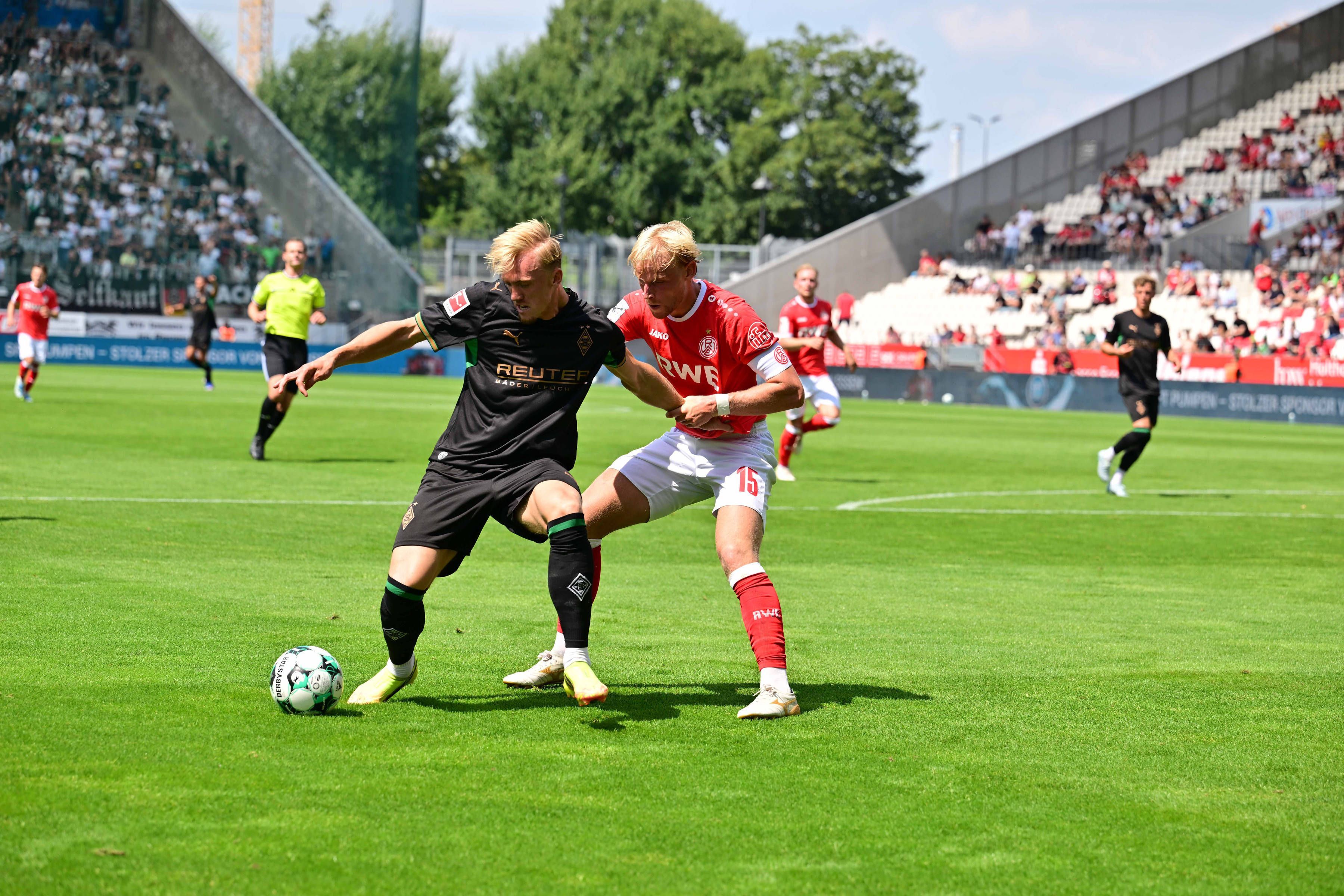 Isac Lidberg im Testspiel in Essen im Zweikampf.