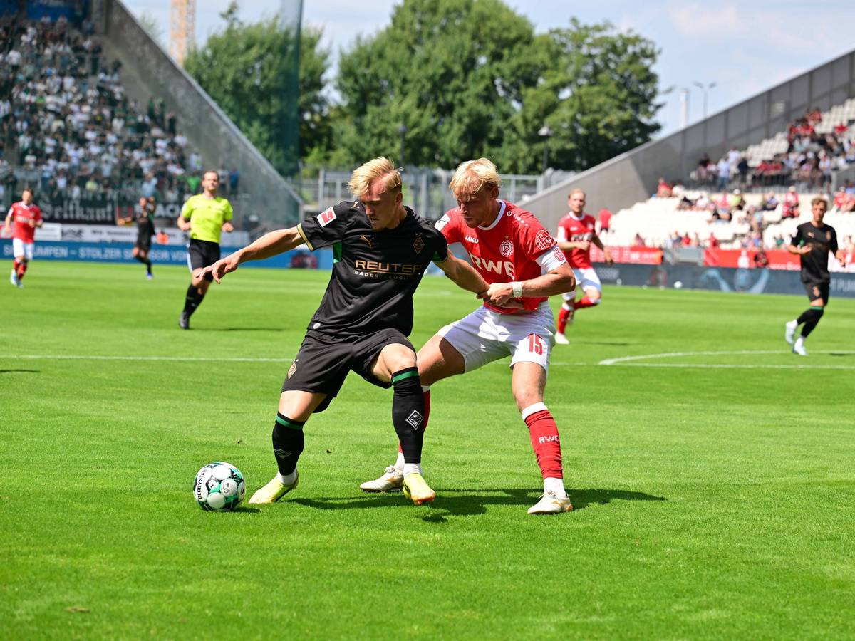 Isac Lidberg im Testspiel in Essen im Zweikampf.