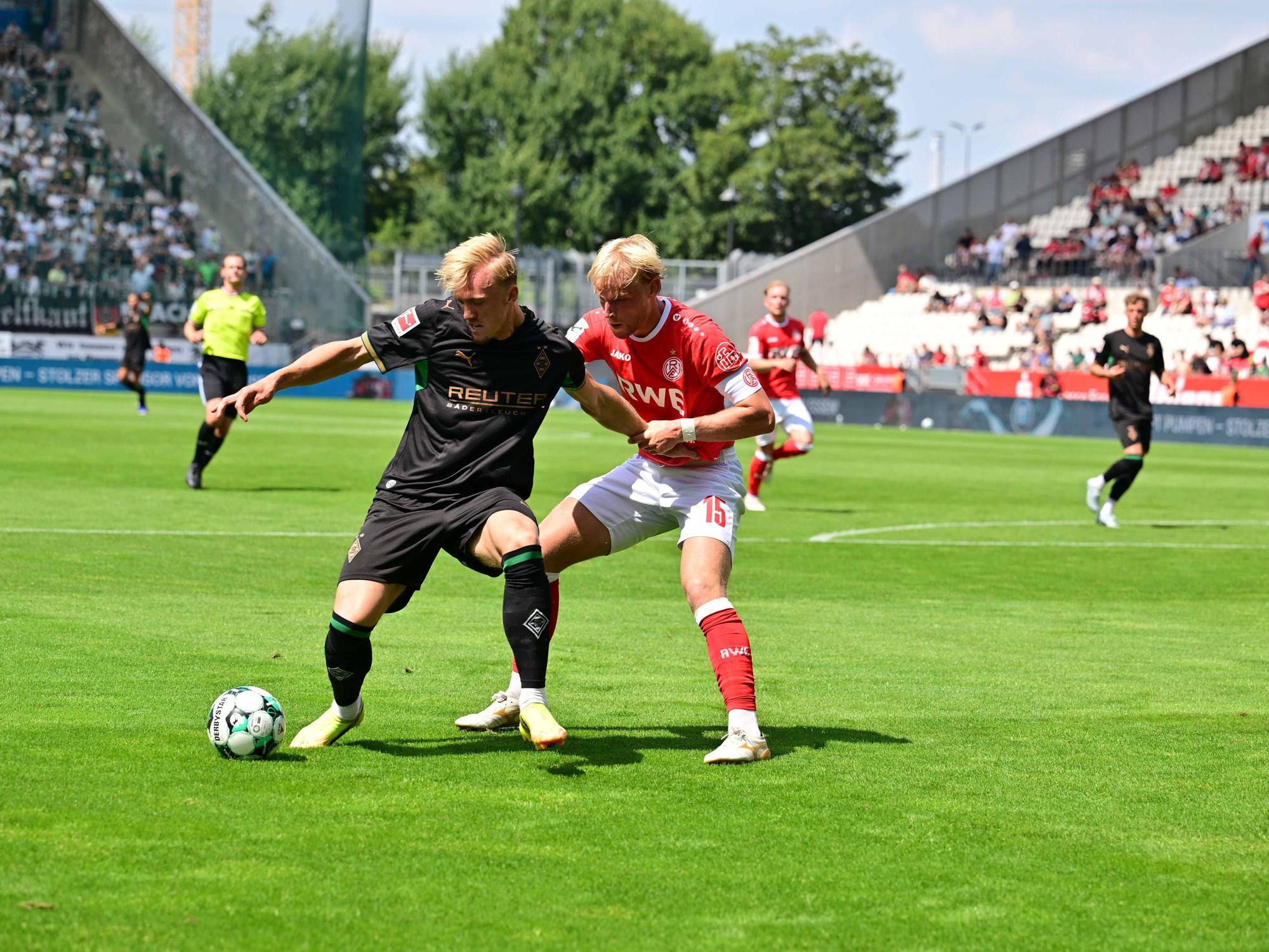Isac Lidberg im Testspiel in Essen im Zweikampf.