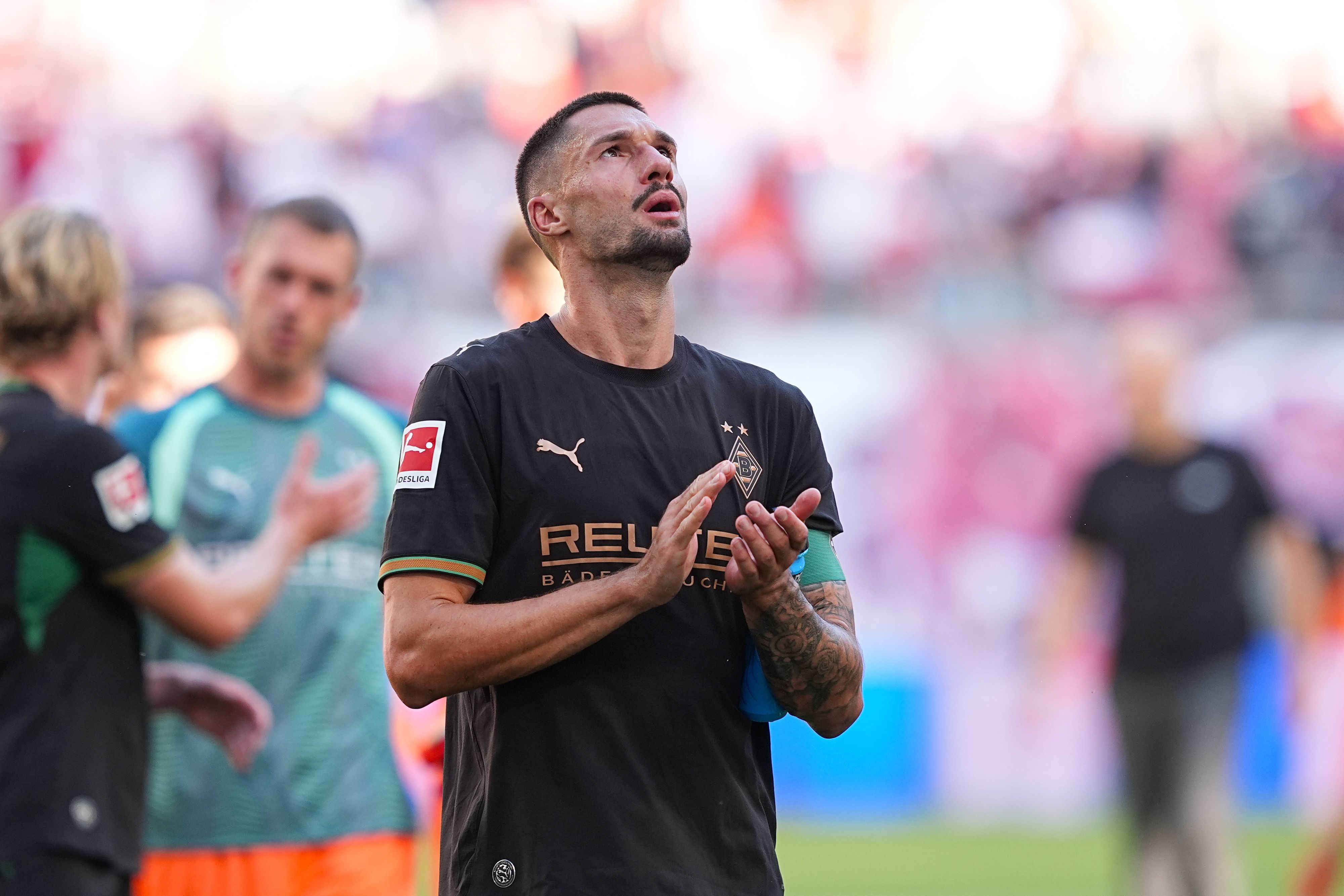 Nach dem Gladbach-Spiel klatscht Tim Kleindienst in Richtung der Fans.