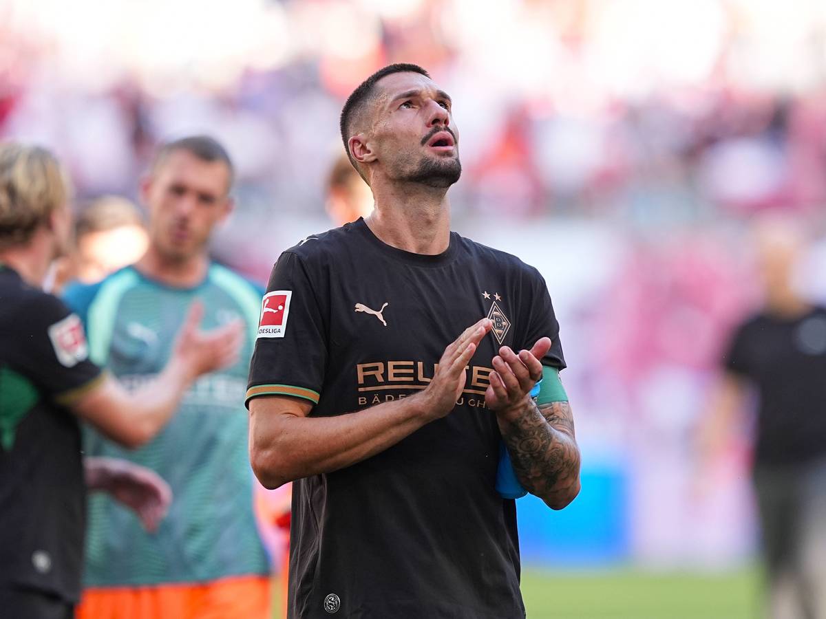 Nach dem Gladbach-Spiel klatscht Tim Kleindienst in Richtung der Fans.