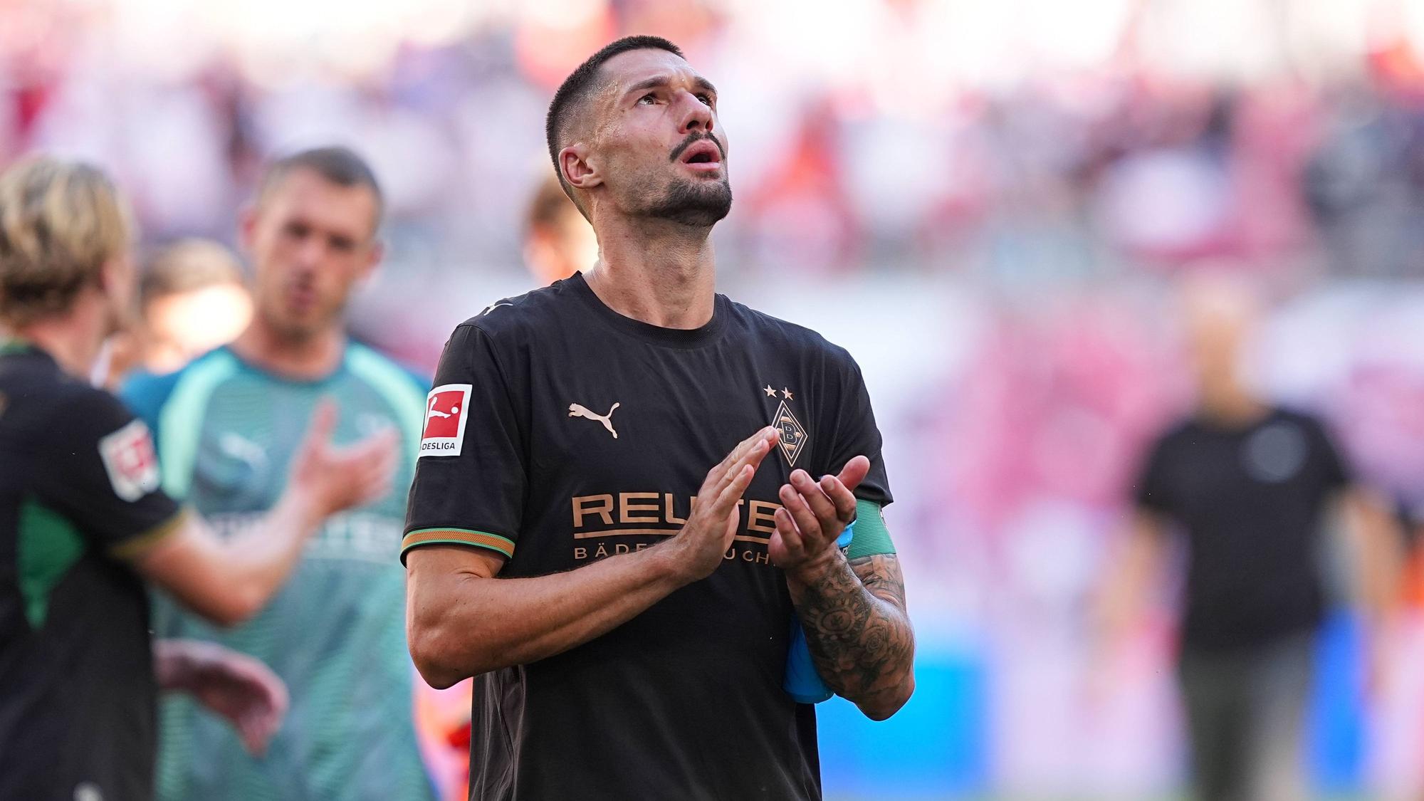 Nach dem Gladbach-Spiel klatscht Tim Kleindienst in Richtung der Fans.