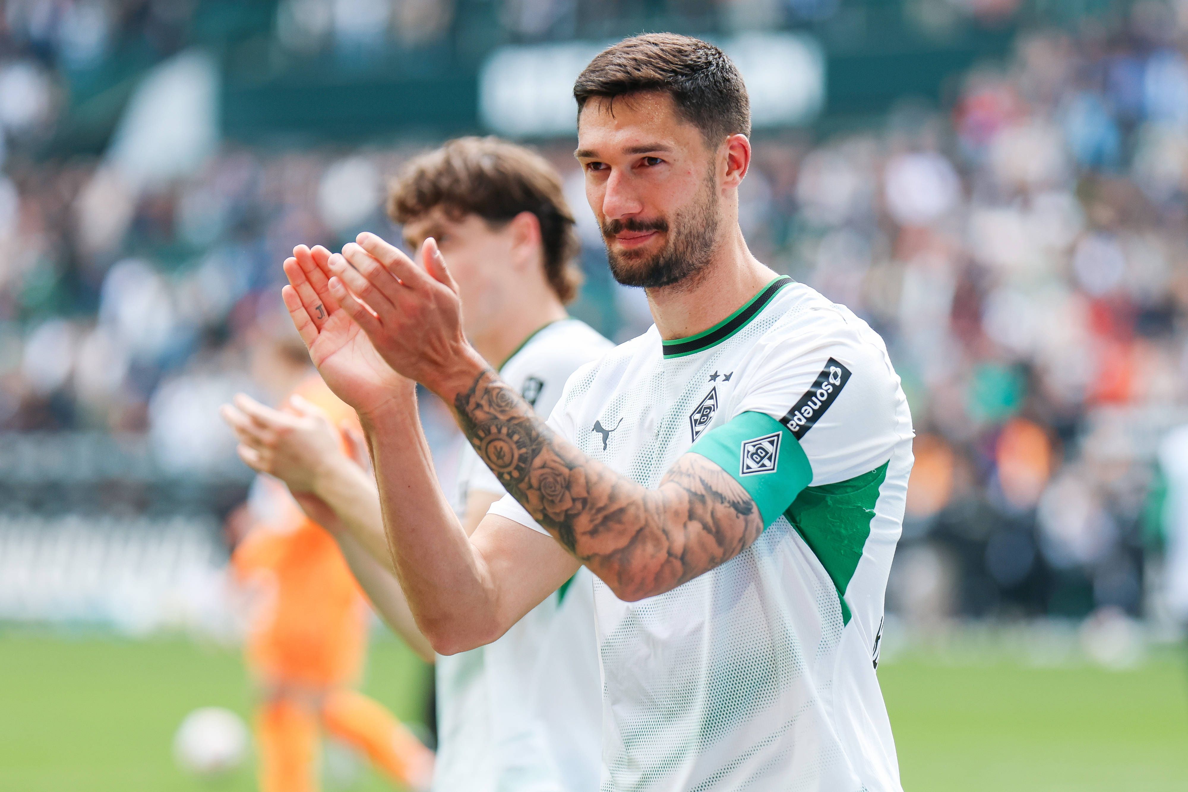 Tim Kleindienst klatscht im Trikot