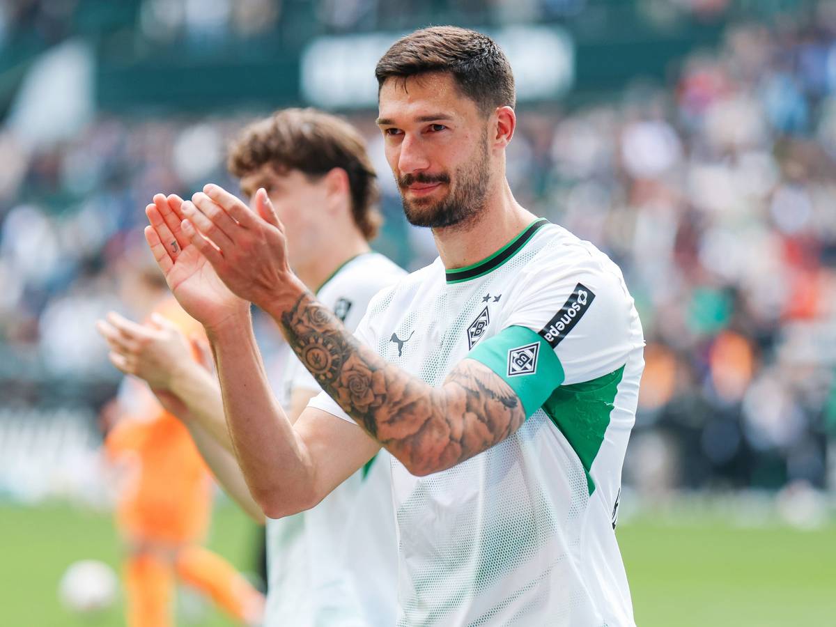 Tim Kleindienst klatscht im Trikot