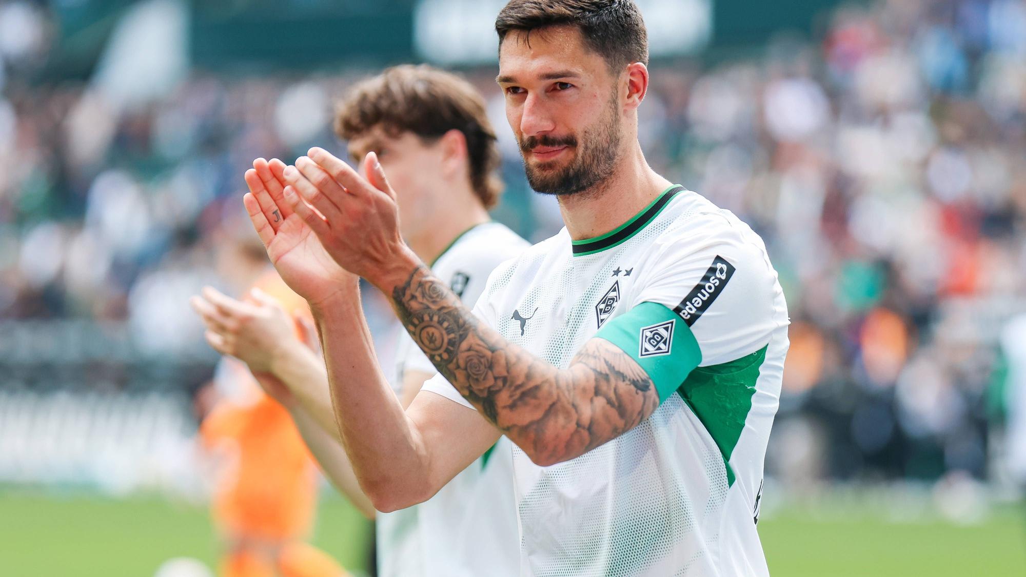 Tim Kleindienst klatscht im Trikot