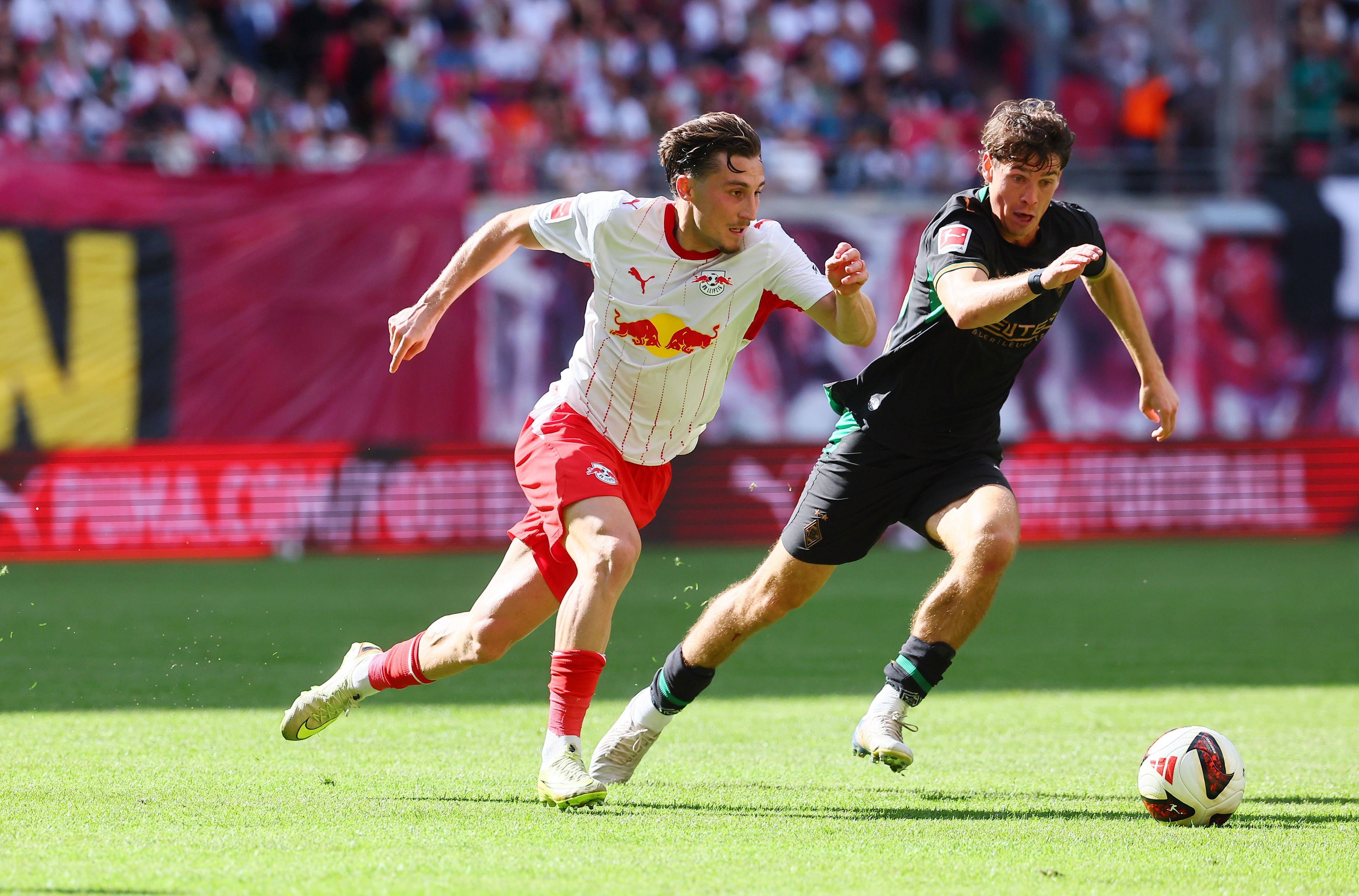 Ex-Kollegen im Zweikampf: RB-Profi Rocco Reitz (l.) gegen Gladbachs Philipp Sander