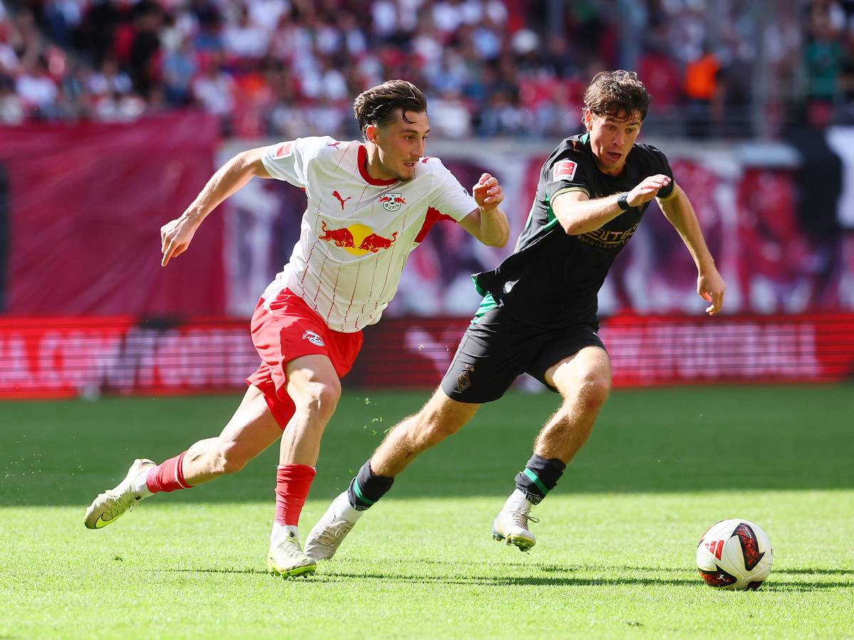 Ex-Kollegen im Zweikampf: RB-Profi Rocco Reitz (l.) gegen Gladbachs Philipp Sander